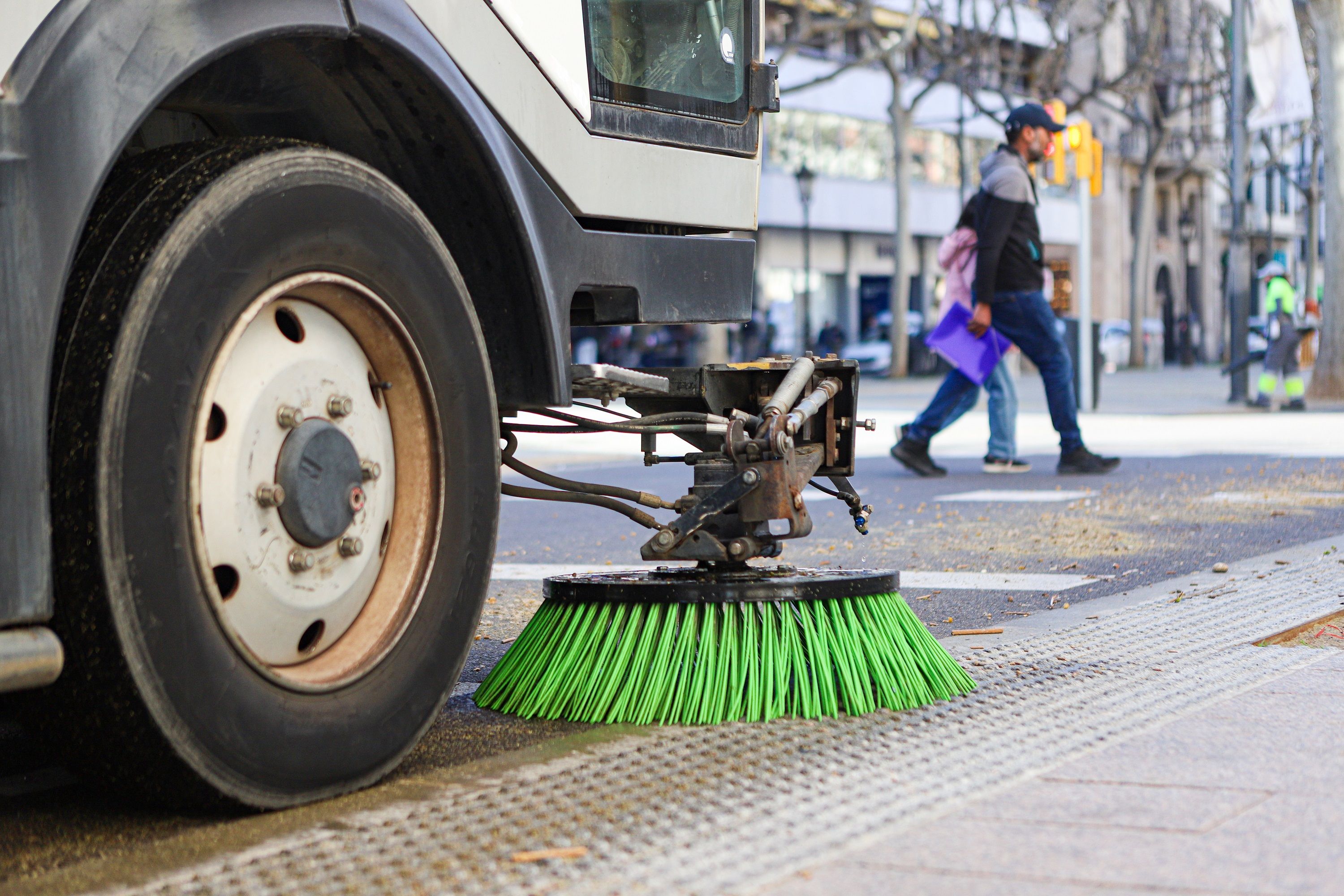 Servicios de limpieza municipales en la Rambla de Ferran (JuntsXCat Paeria).