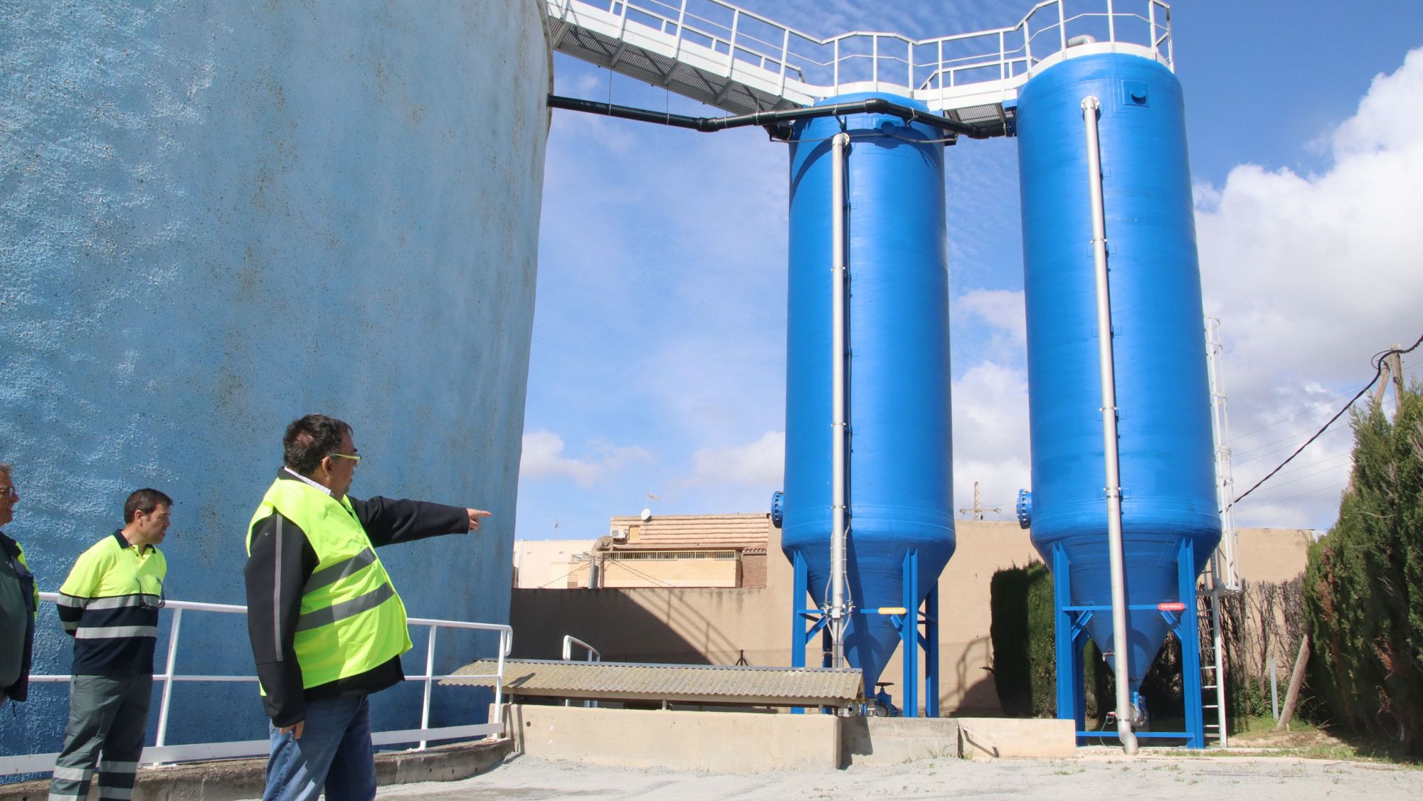El cap de producció d'Ematsa, Rafa Torrijos, mostra els dos nous dipòsits que emmagatzemen l'aigua procedent dels dos pous propis