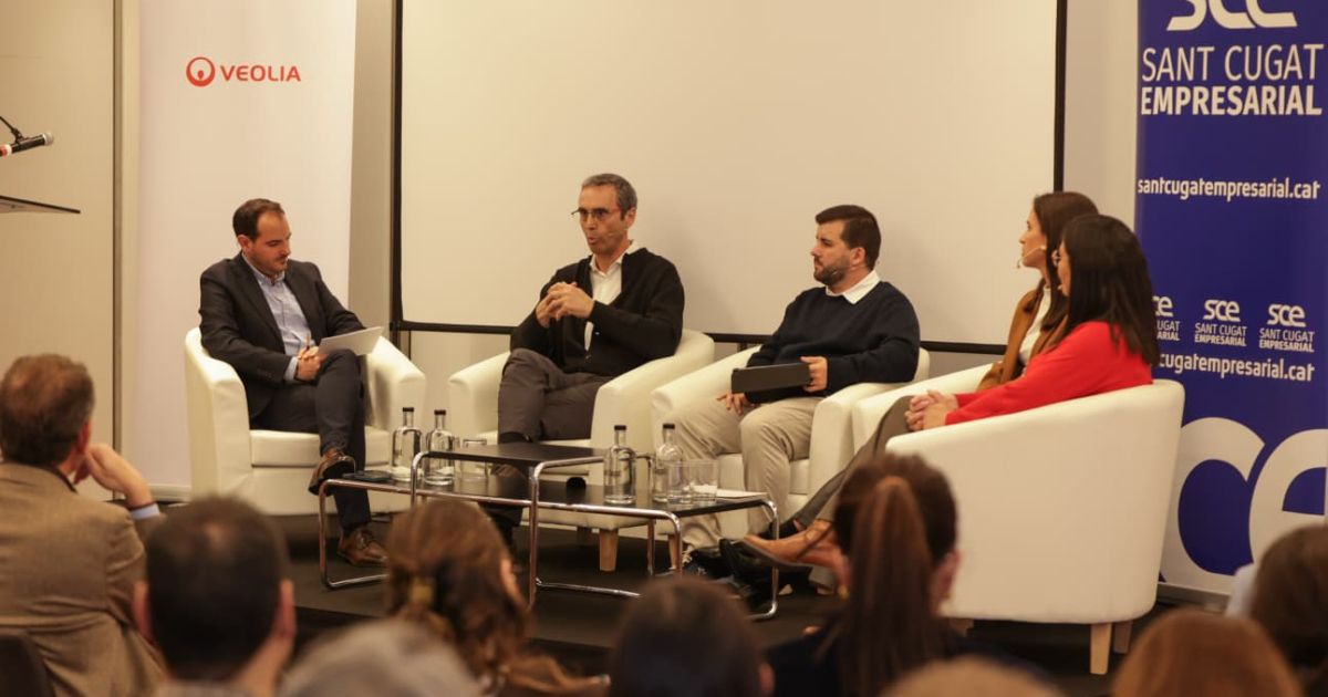 Moderador i responsable de Comunicació de CASSA i Aigües Sabadell, Òscar Gómez, director de la planta de producció Damm El Prat, Jordi Barbarà, delegat Ambiental de SEAT, Alberto Paredes, Global Sustainability Director de