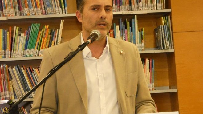 Jordi Jordan a la Biblioteca Marcel·lí Domingo celebrant el Dia Mundial de la Poesia amb homenatge a Manuel Pérez Bonfill