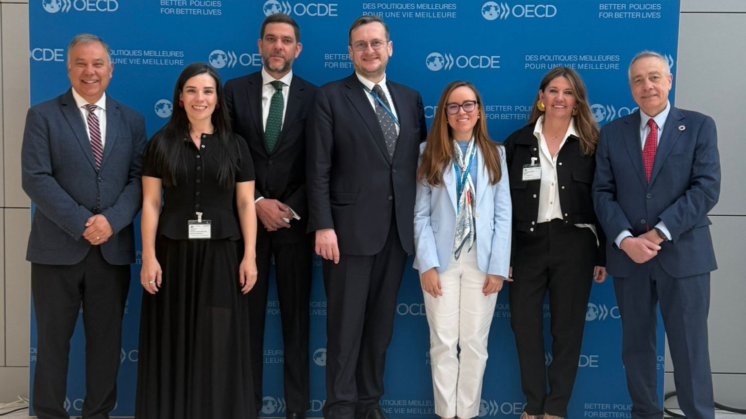 El presidente ejecutivo del CZFB, Pere Navarro, y la directora general del CZFB, Blanca Sorigué, con representantes de la OCDE y de la Asociación de Zonas Francas de las Américas (AZFA)