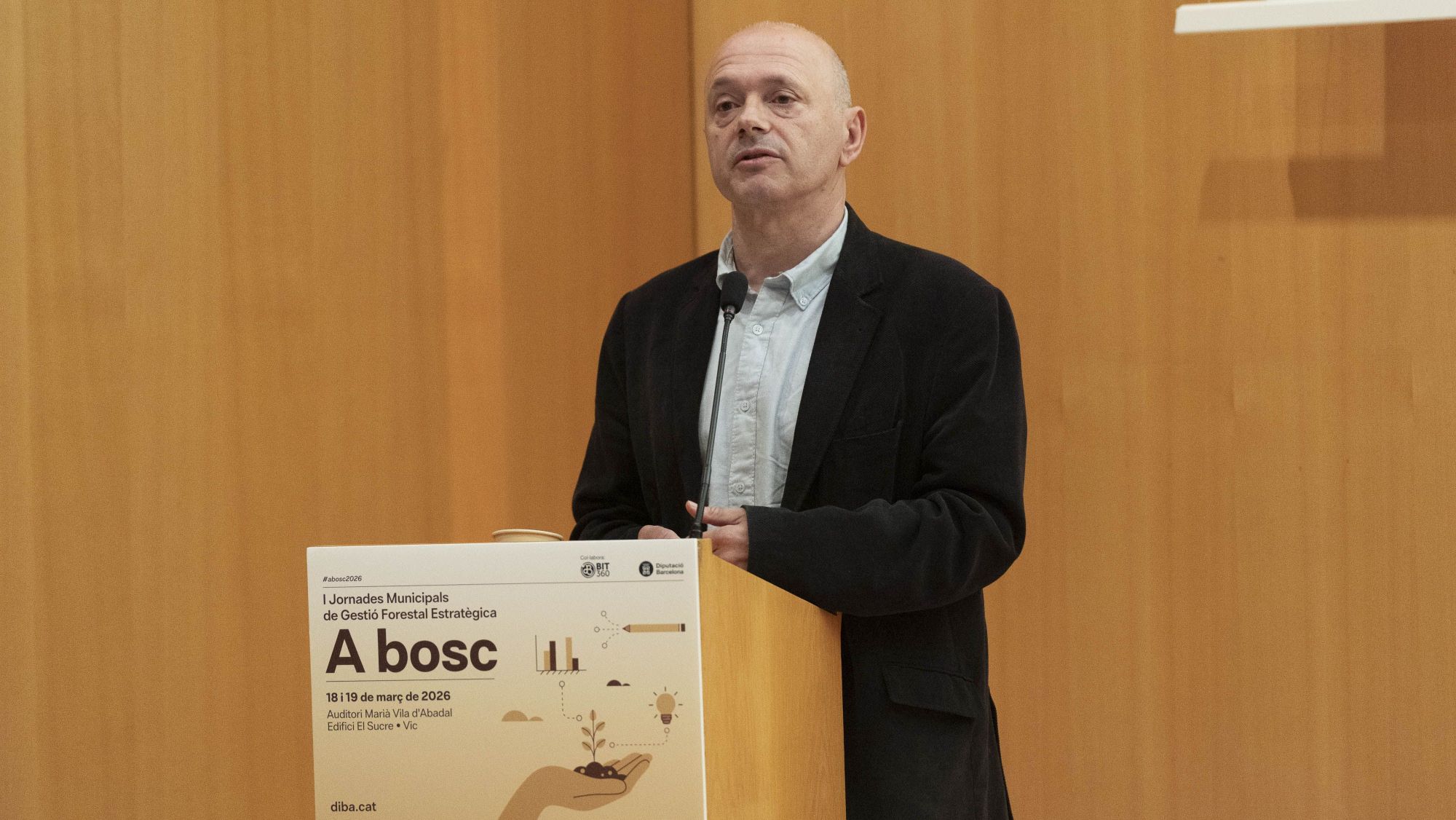 El diputat de Prevenció d'Incendis i Gestió Forestal, Jordi Fàbrega, durant l'obertura de les jornades, a Vic