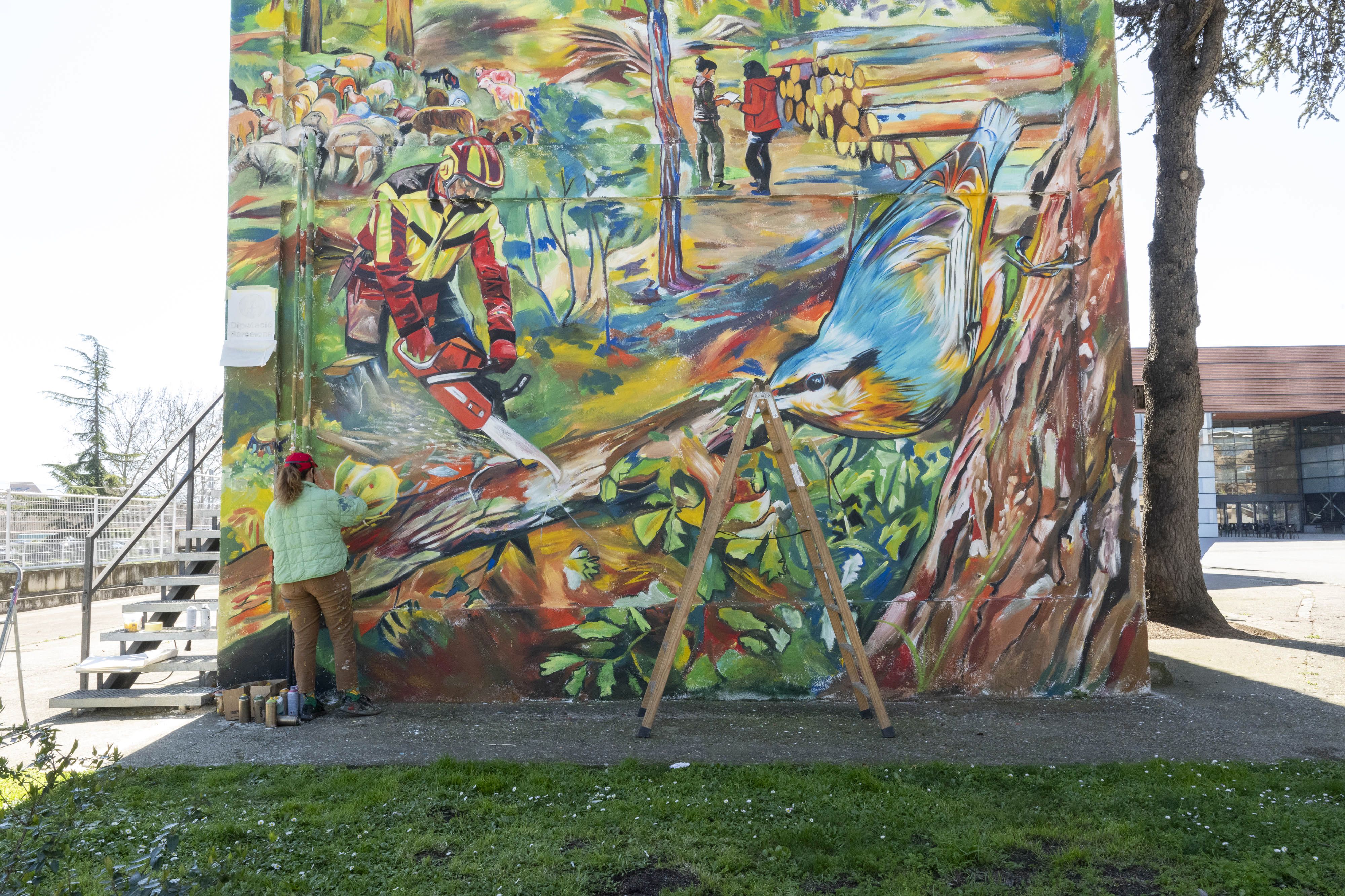 Mural 'A bosc', creat per l'artista Lily Brick, a un mur de Vic | FOTO: Eva Freixa / Diputació de Barcelona