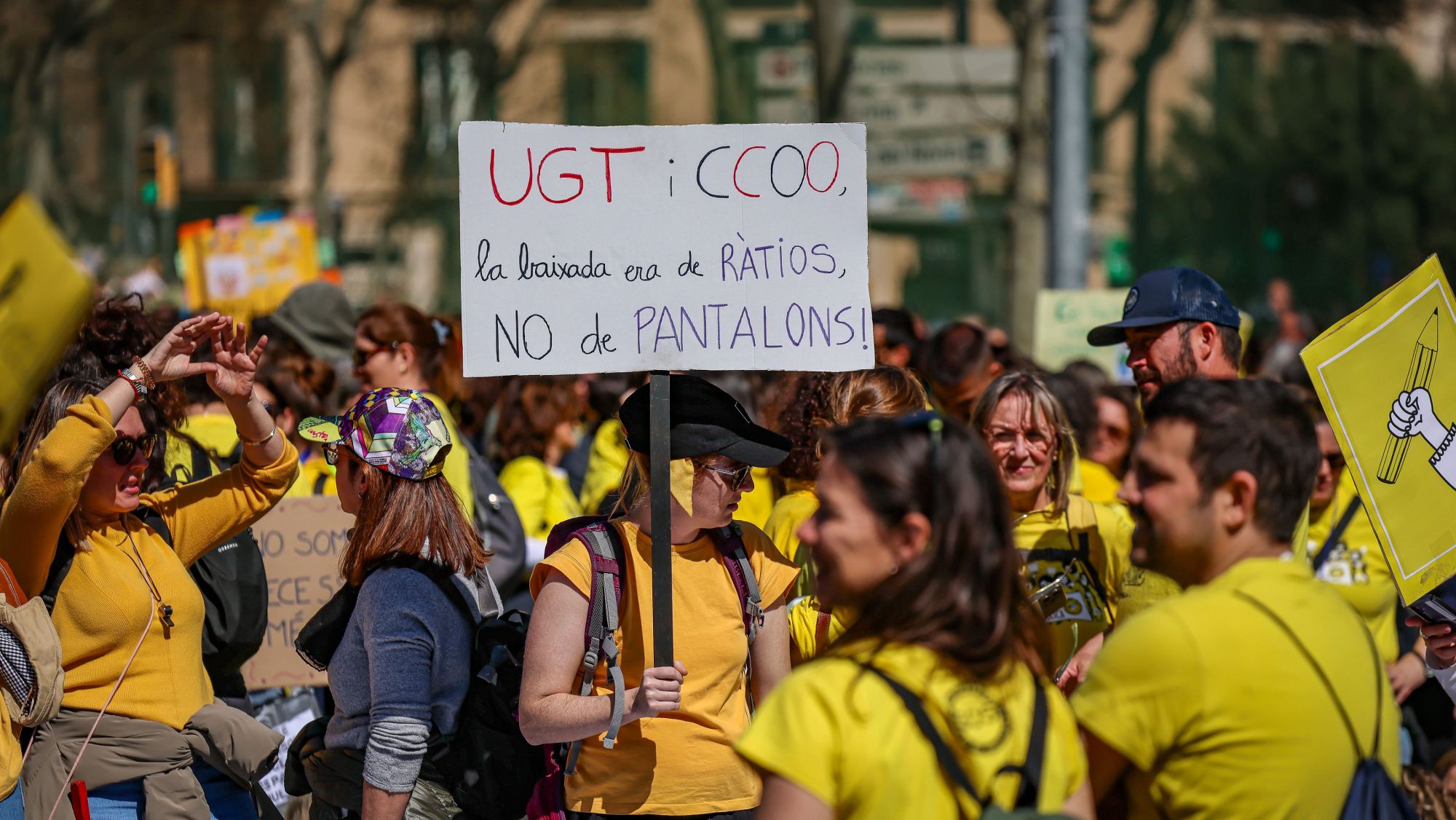 Una pancarta contra l'acord d'Educació amb CCOO i UGT