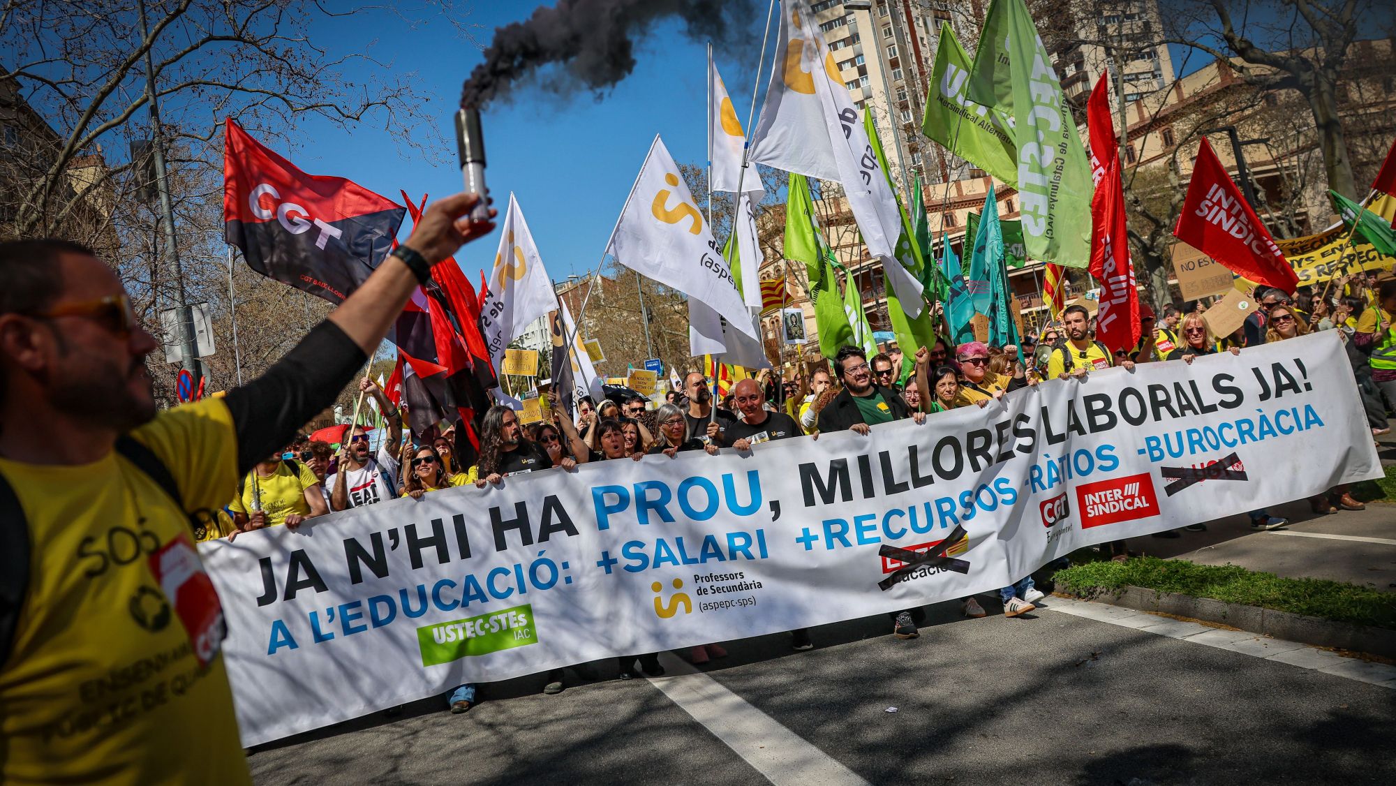 Capçalera de la manifestació del sector educatiu a Barcelona, sota el lema 'Ja n'hi ha prou, millores laborals ja