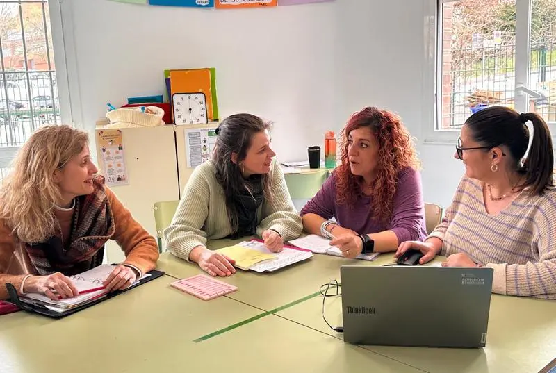 Equipo de profesionales de las AIS