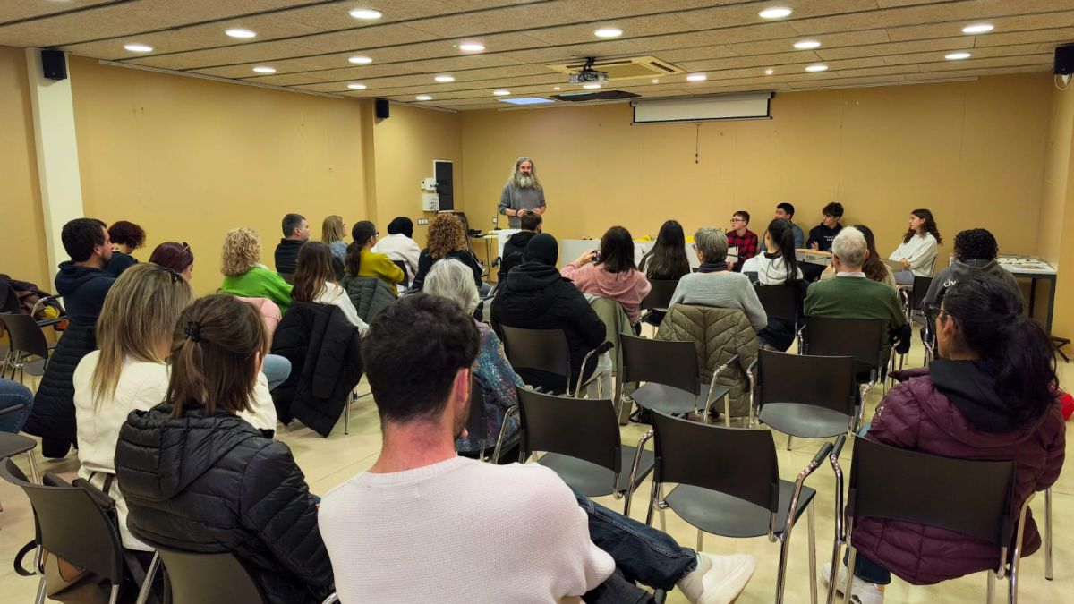 Montblanc celebra el Dia de la Poesia amb joves i lectures en vuit llengües 1