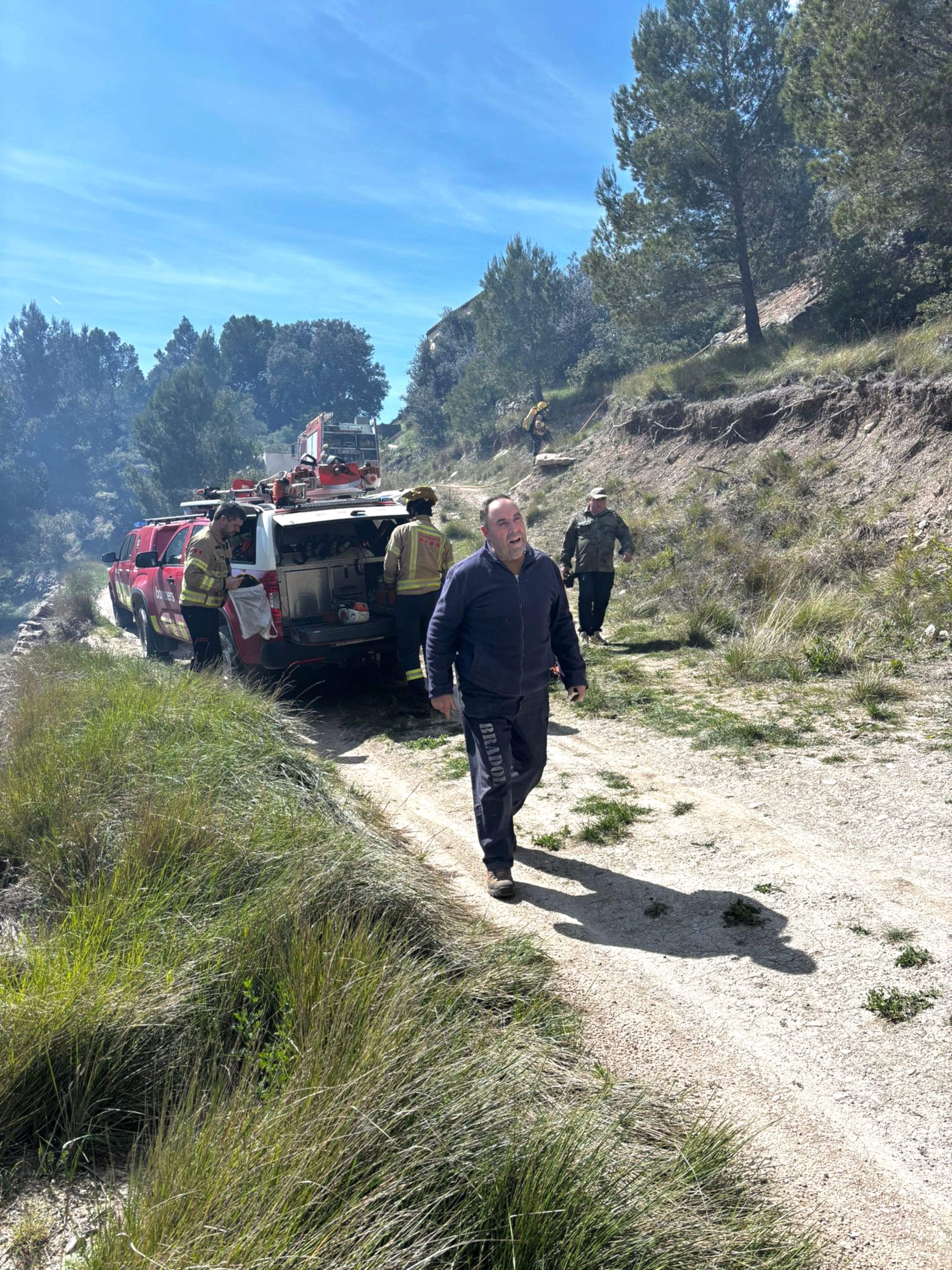 Bombers i ADF's de Paüls treballant a la zona del foc