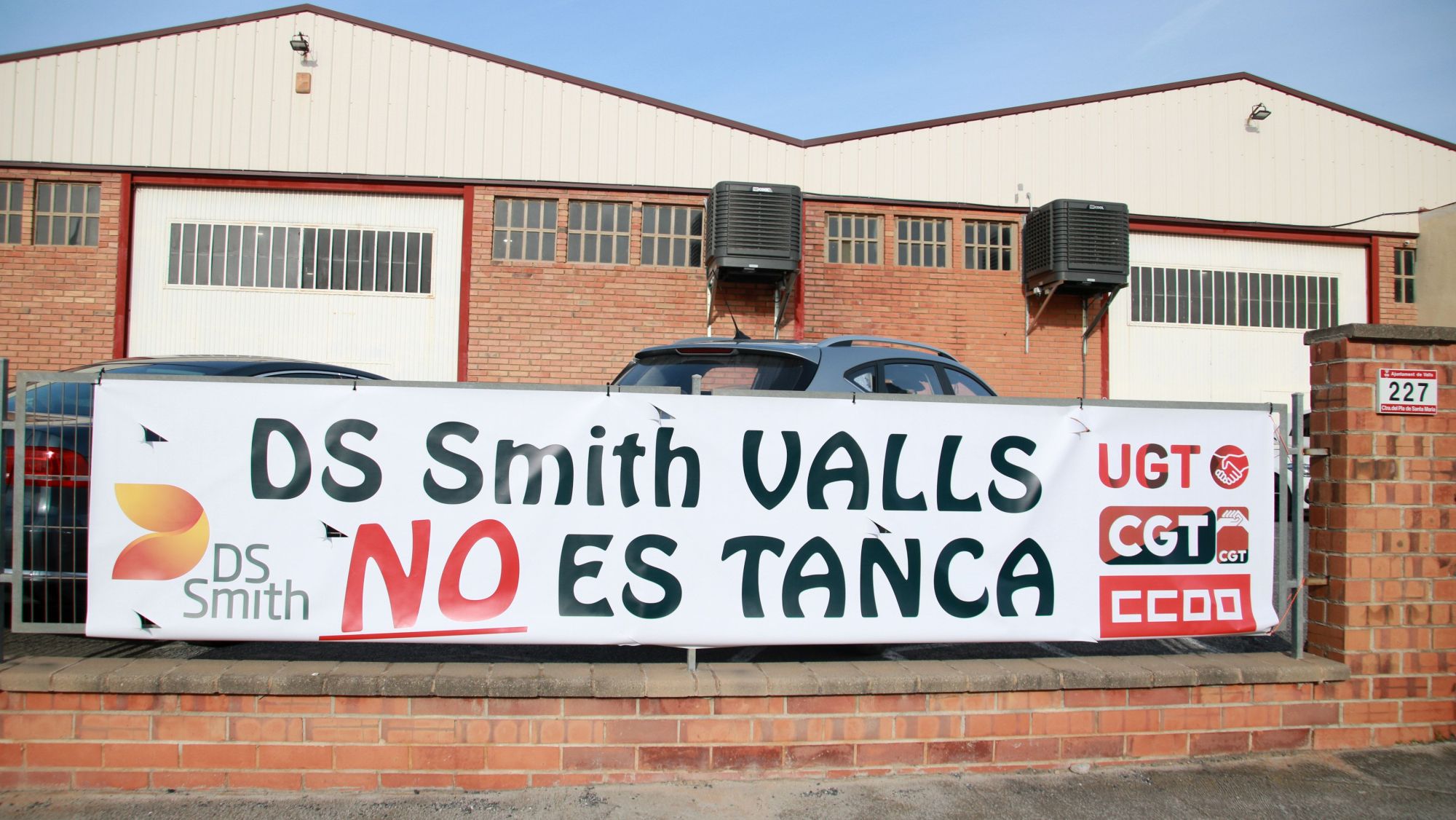 Un cartell que denuncia el tancament de la planta de Valls d'International Paper