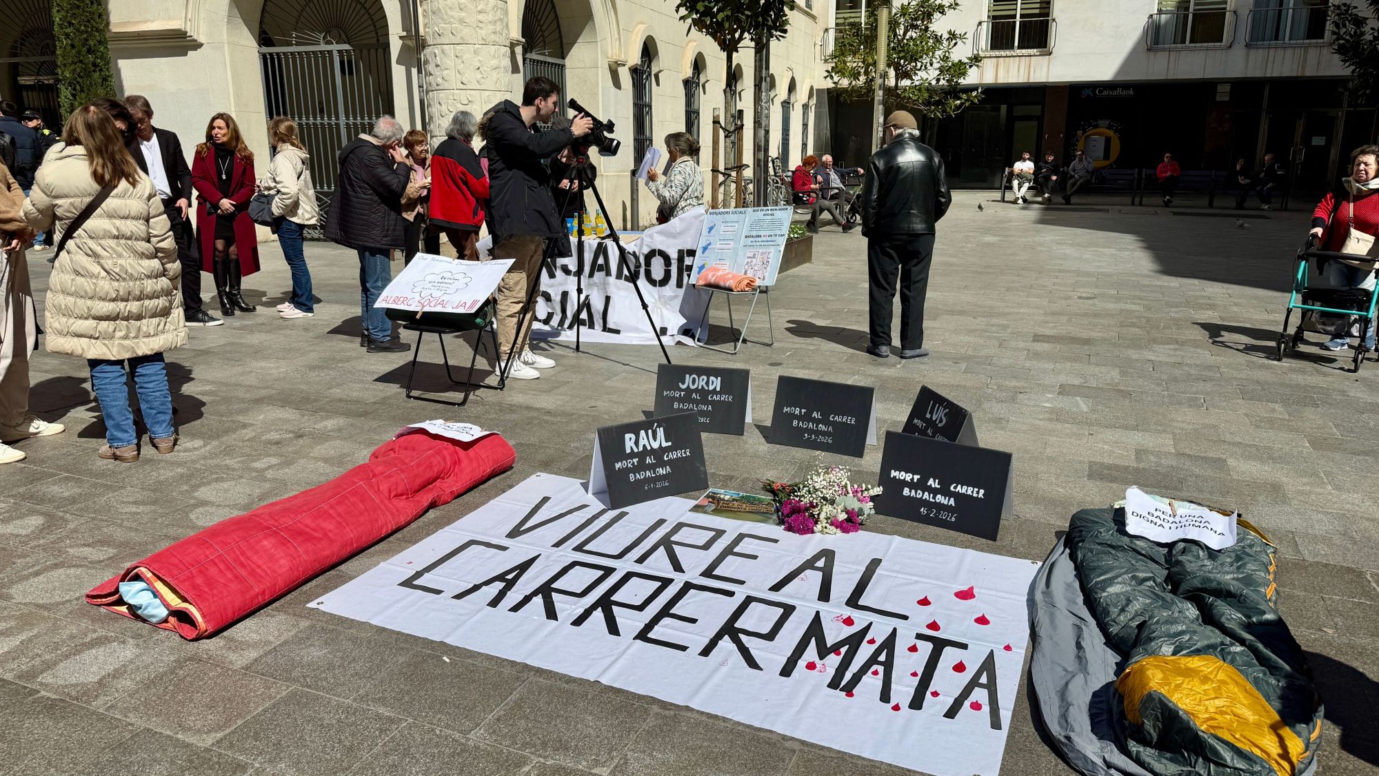 Homenatge a les persones sense llar mortes a Badalona, a la plaça de la Vila