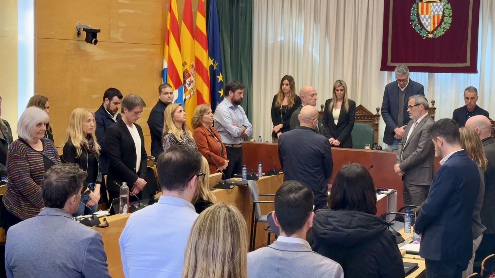 Minut de silenci per les persones sense llar mortes a Badalona, durant el ple municipal