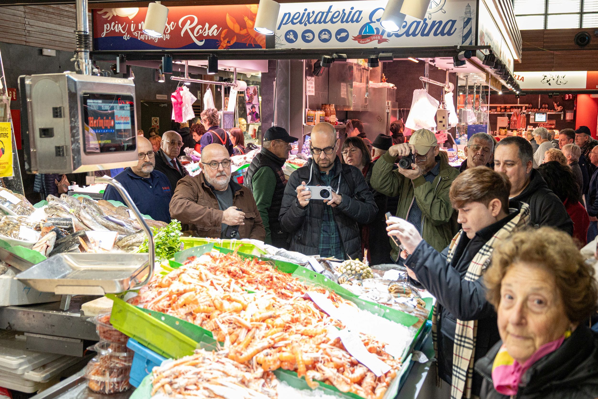 Visita de periodistes i creadors de contingut gastronòmic al Mercat Central de Tarragona per donar a conèixer el Romesco 2