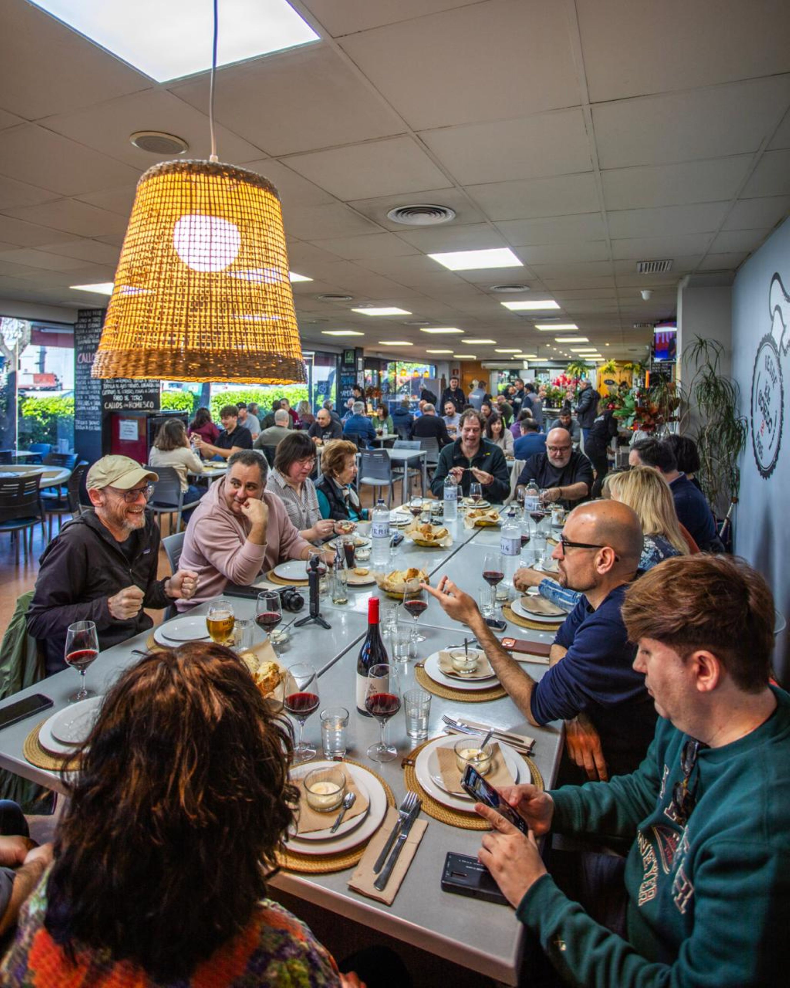 Visita de periodistes i creadors de contingut gastronòmic a El Gordo 2 de Tarragona per donar a conèixer el Romesco