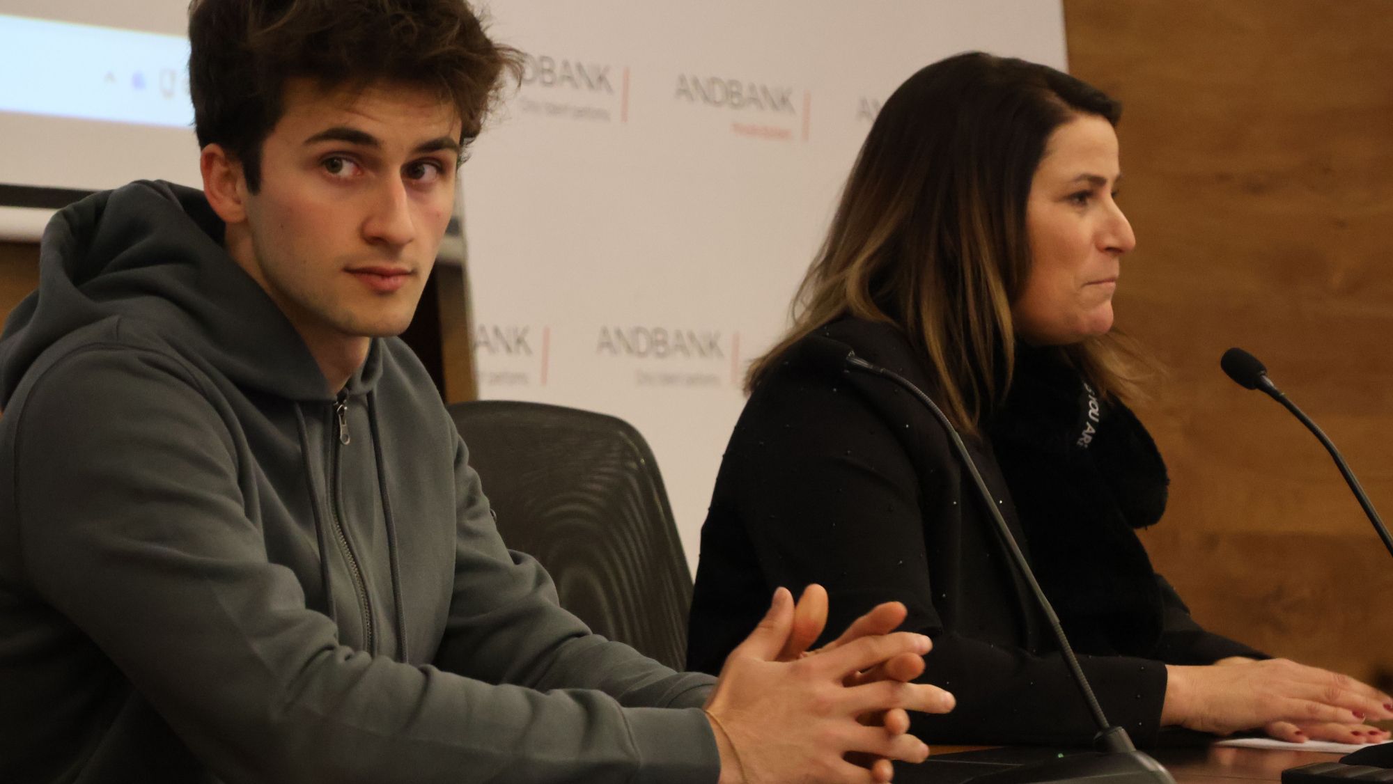 El pilot andorrà Frank Porté i la directora de Banca País d’Andbank, Maria Suárez, durant l’acte de renovació del patrocini