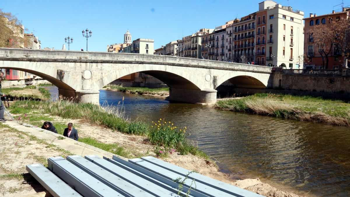 Els perfils que reforçaran les bigues de la plataforma de la plaça Catalunya de Girona