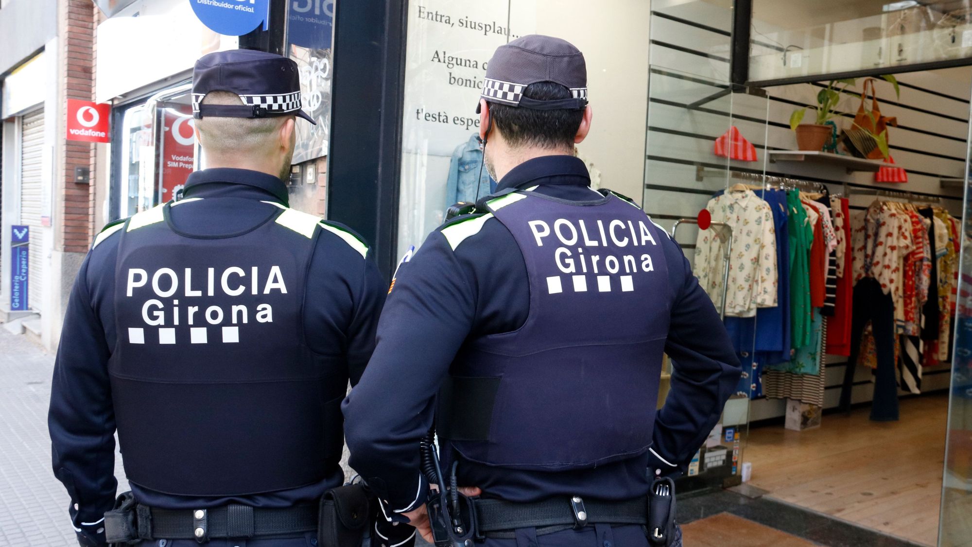 Agents de la Policia Municipal patrullant per un carrer de Girona
