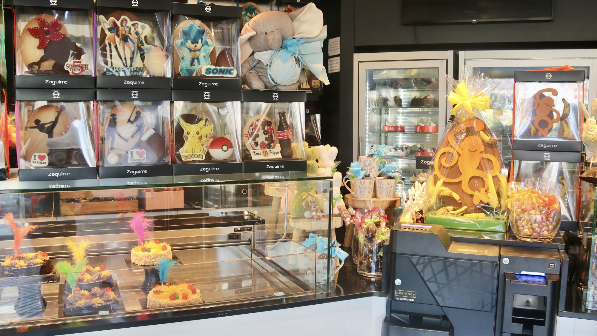 Aparador de la pastisseria Zaguirre de Terrassa amb diverses mones de Pasqua exposades