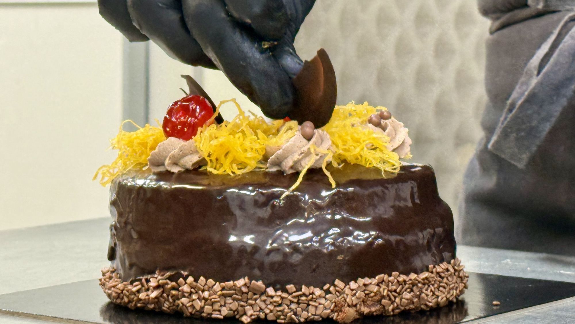 Detall de la preparació d'un pastís de mona de Pasqua