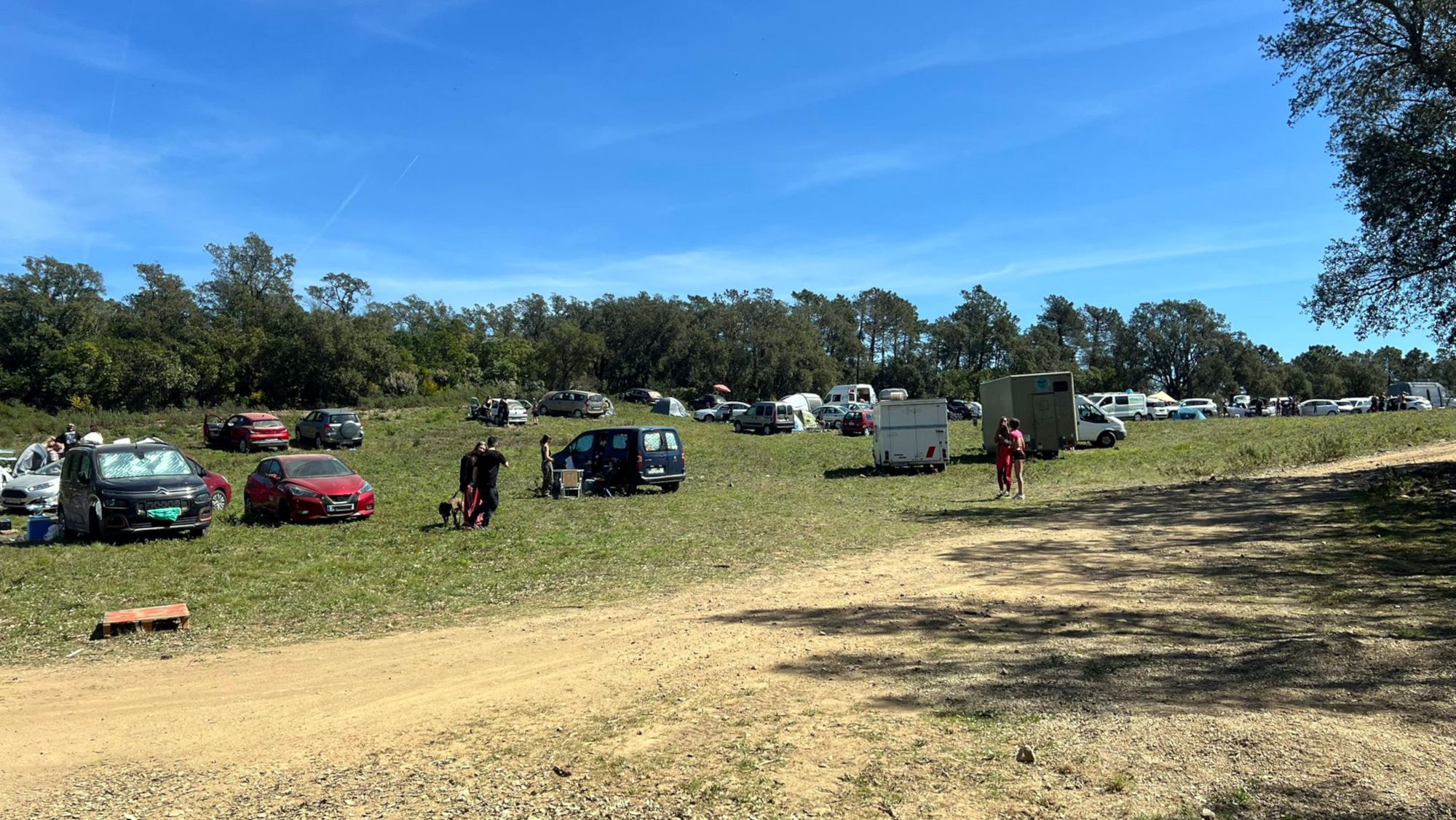 La rave il·legal se celebra en una finca a tocar del Mas Alenyà, al massís de les Gavarres, al Baix Empordà. (2)