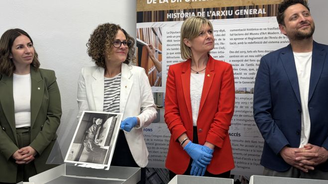 Sònia Hernández i Noemí Llauradó mostrant algunes de les obres