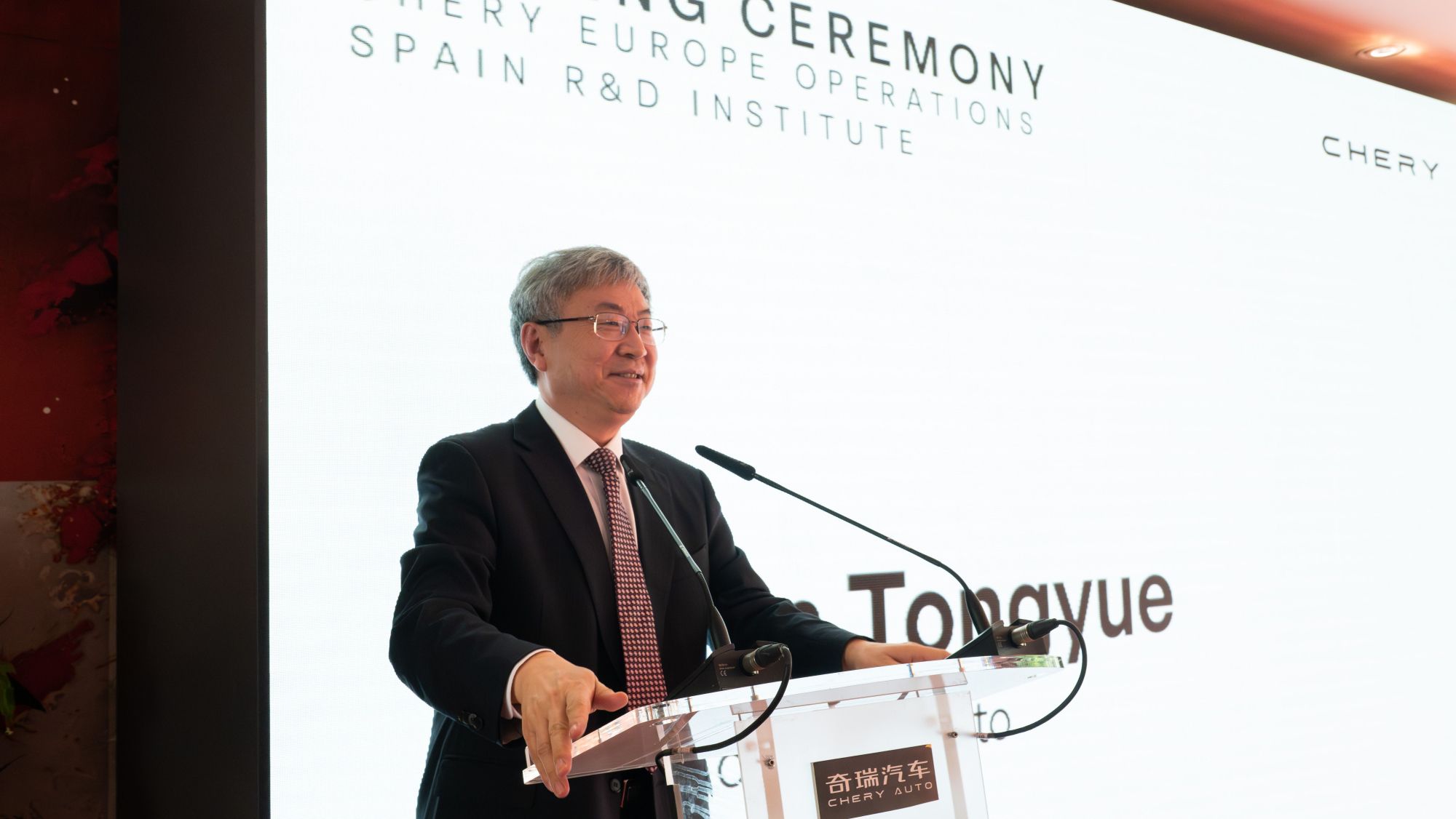 El CEO de Chery Europe, Zhu Shaodong, en la presentació del projecte a Cornellà