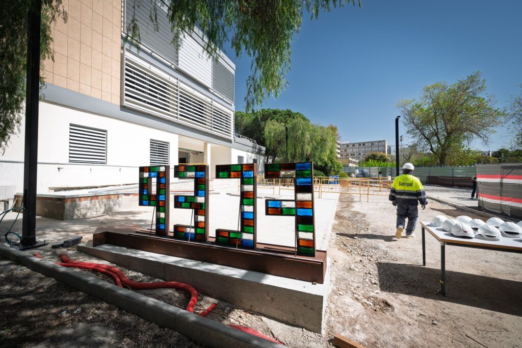 Els vitralls de l’antiga capella de la facultat de Magisteri s’han reconvertit per configurar les sigles de la Facultat de Ciències de l’Educació i Psciologia a la zona d’accés al centre