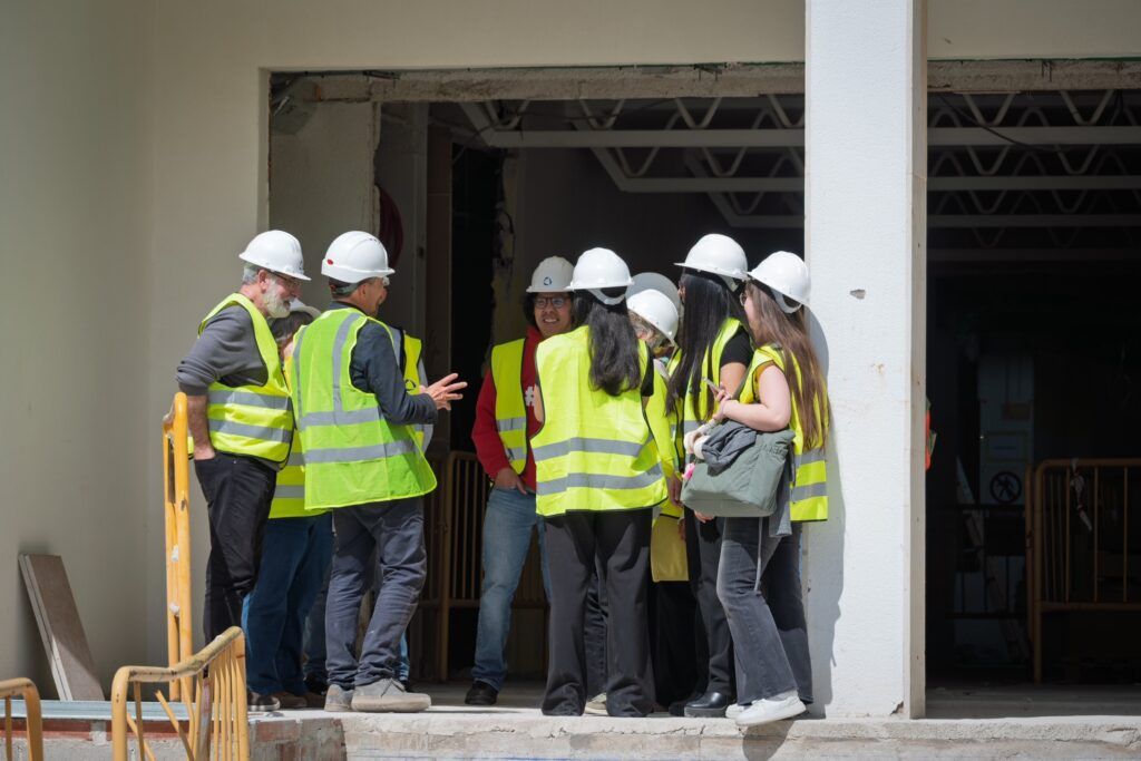 Estudiants i personal a l’entrada en obres de la FCEP
