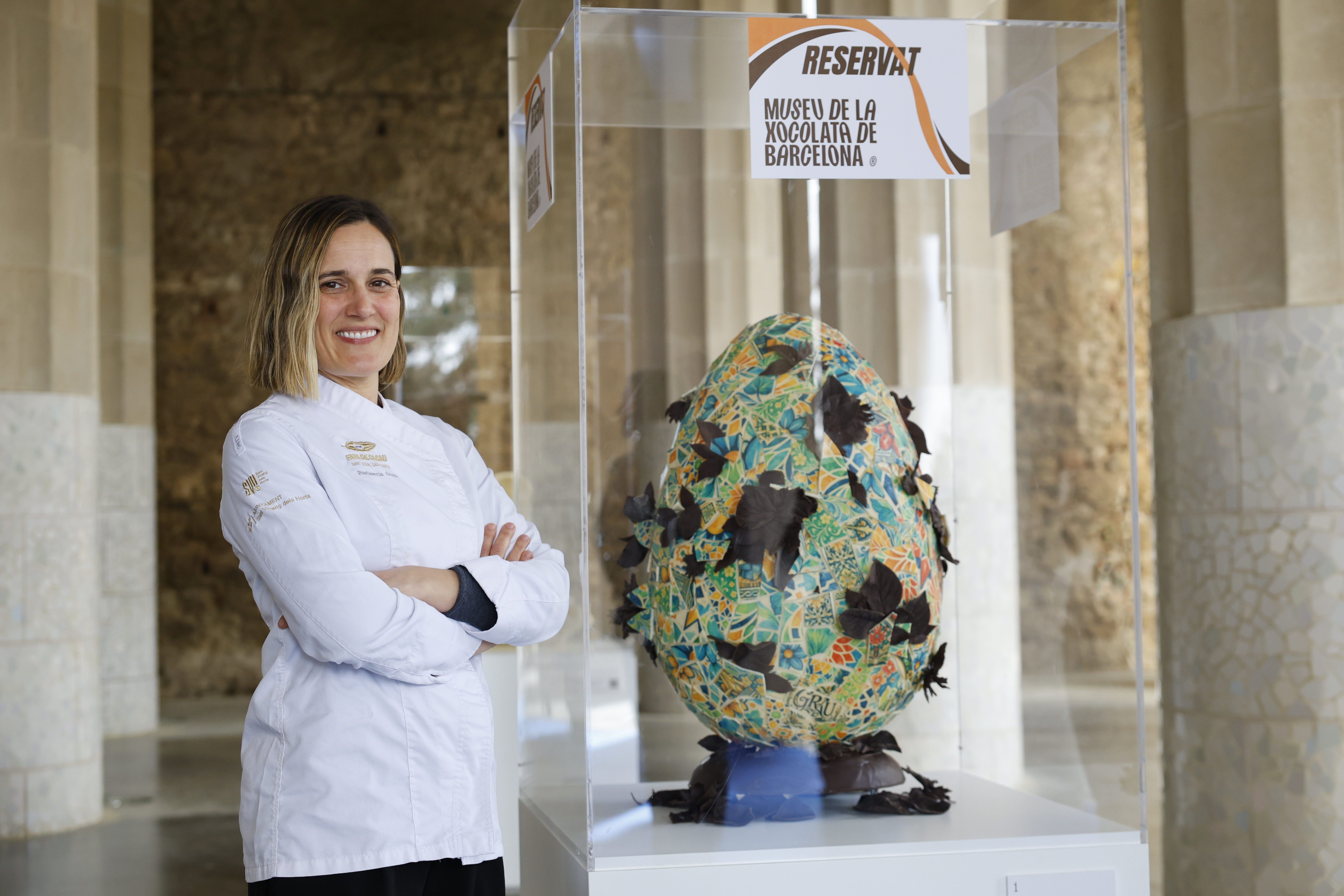 Natàlia Grau (Pastisseria Grau) amb la seva creació ‘La vida que trenca dins’, la més votada pel públic de l’exposició Gaudí en xocolata