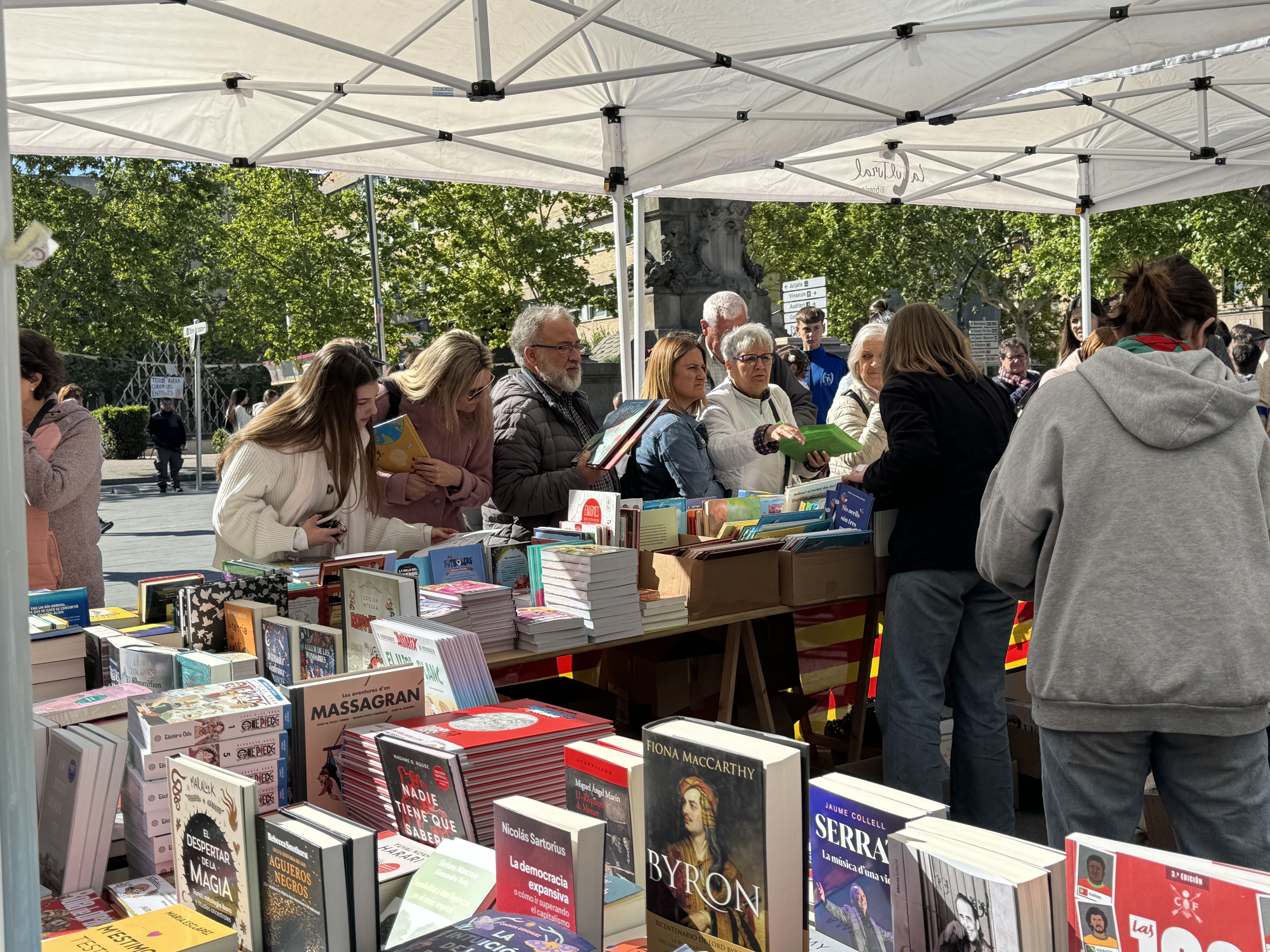 Una parada de llibres durant la diada de Sant Jordi de Vilafranca del Penedès