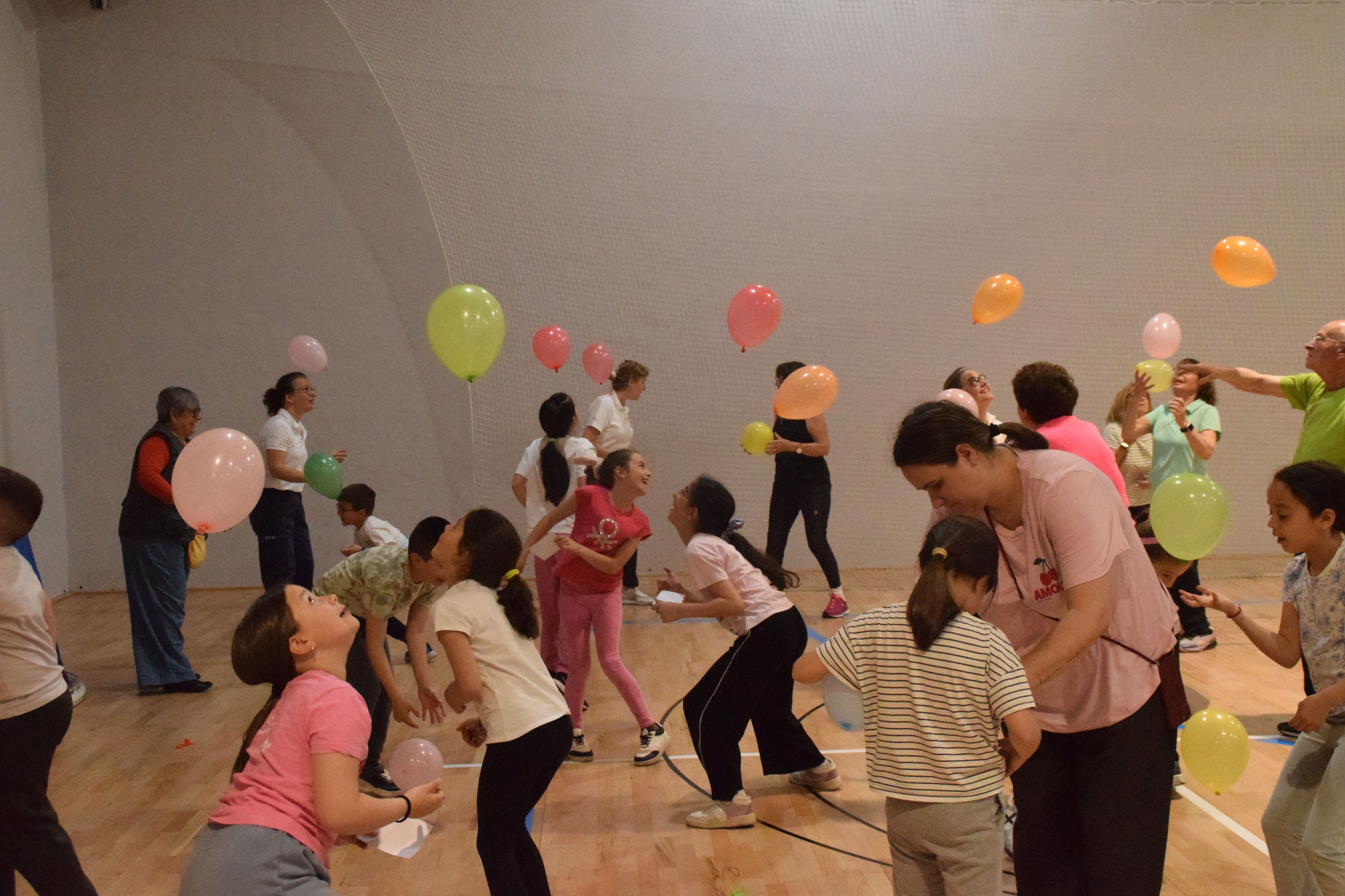 Una de les activitats conjuntes fetes entre els padrins i els infants | FOTO: ANA