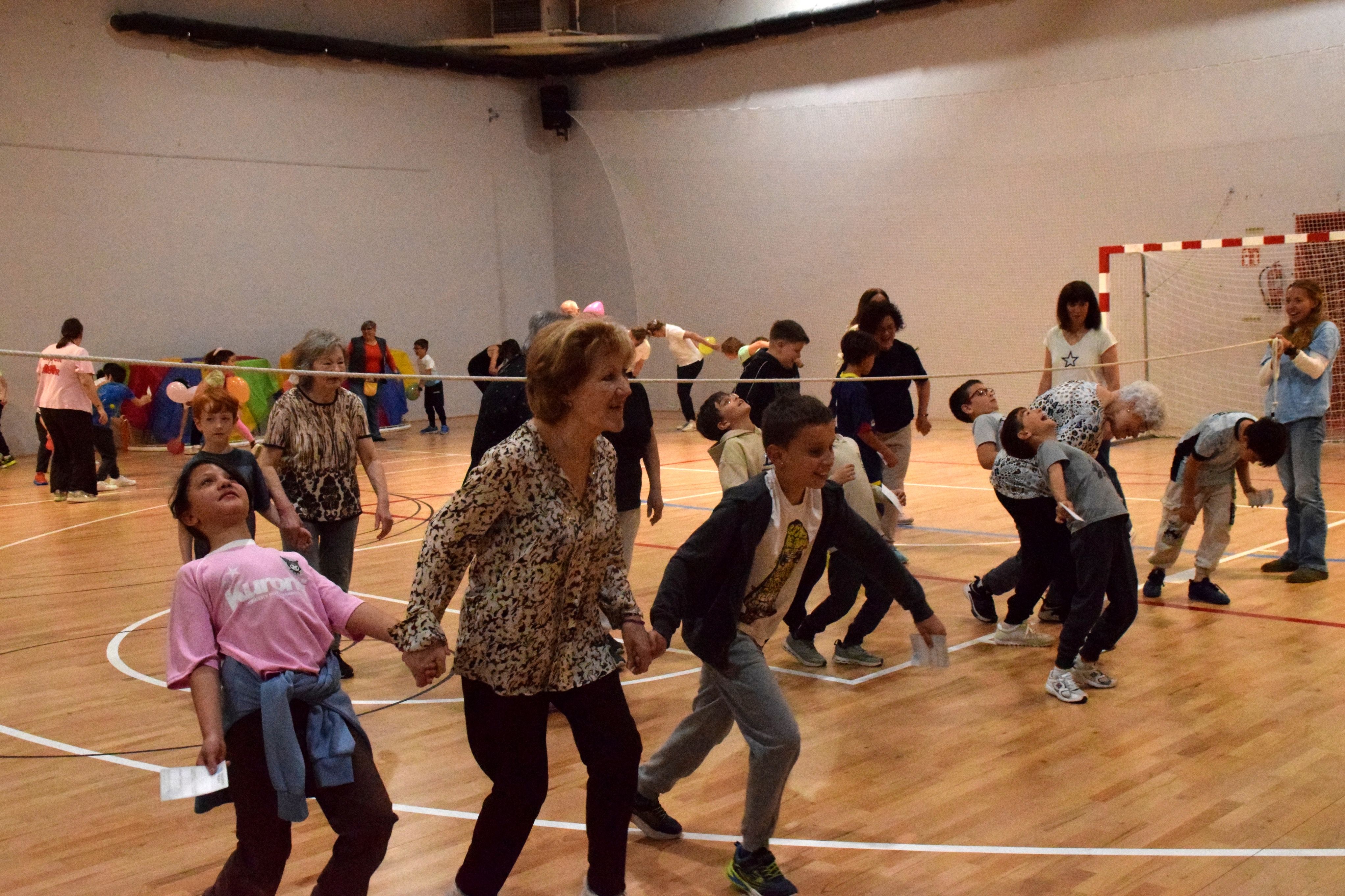 Una activitat col·laborativa entre padrins i infants (1)