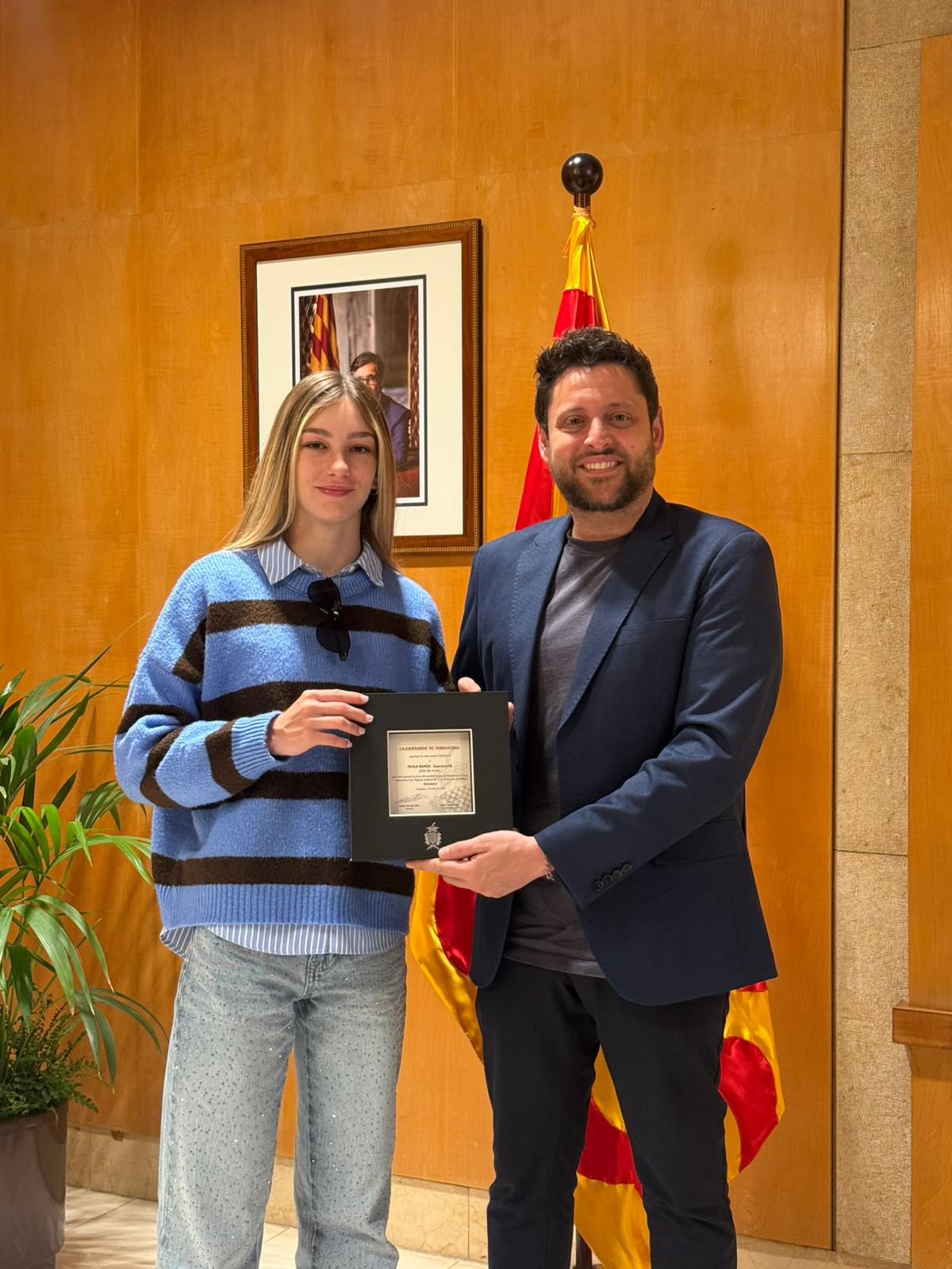 Rubén Viñuales rep la pilot tarragonina Paola Ramos, promesa emergent de Motociclisme mundial 1