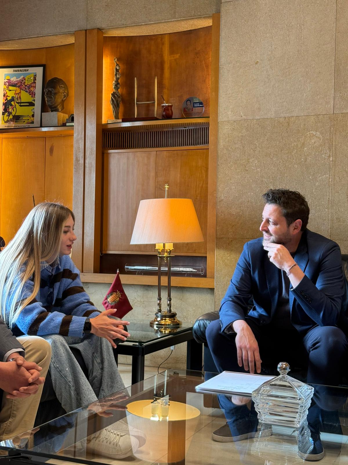 Rubén Viñuales rep la pilot tarragonina Paola Ramos, promesa emergent de Motociclisme mundial 3