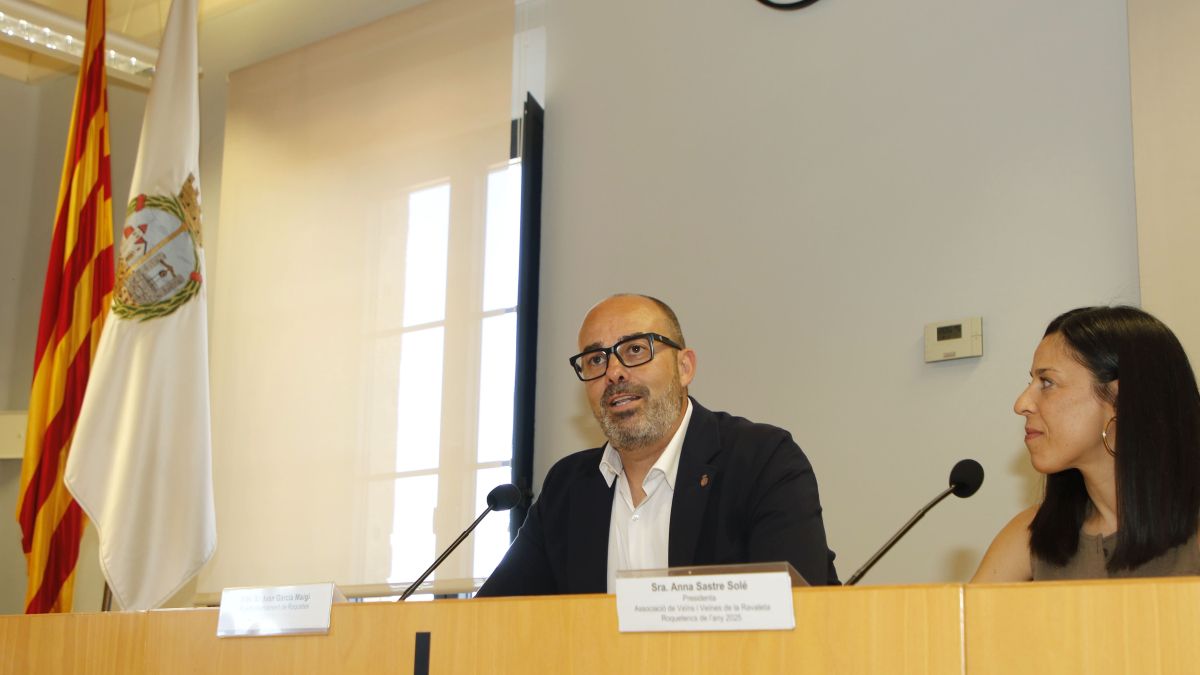 L'alcalde de Roquetes, Ivan Garcia, i la presidenta de l'Associació de Veïns i Veïnes La Ravaleta, Anna Sastre