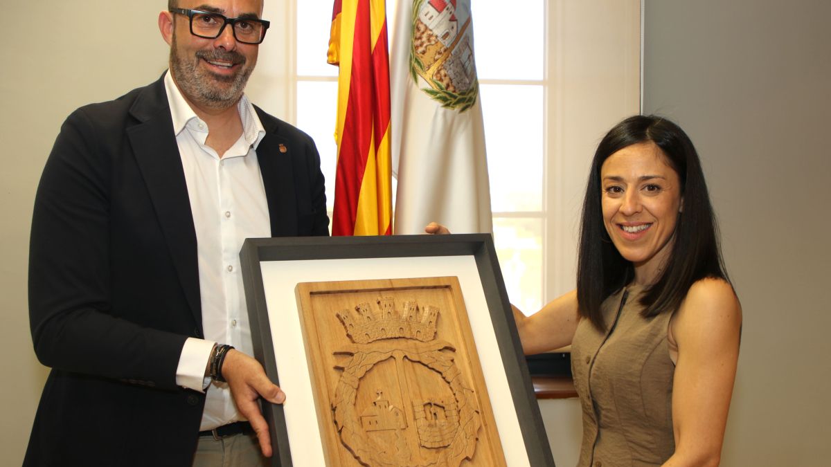 L'alcalde de Roquetes, Ivan Garcia, i la presidenta de l'Associació de Veïns i Veïnes La Ravaleta, Anna Sastre 1