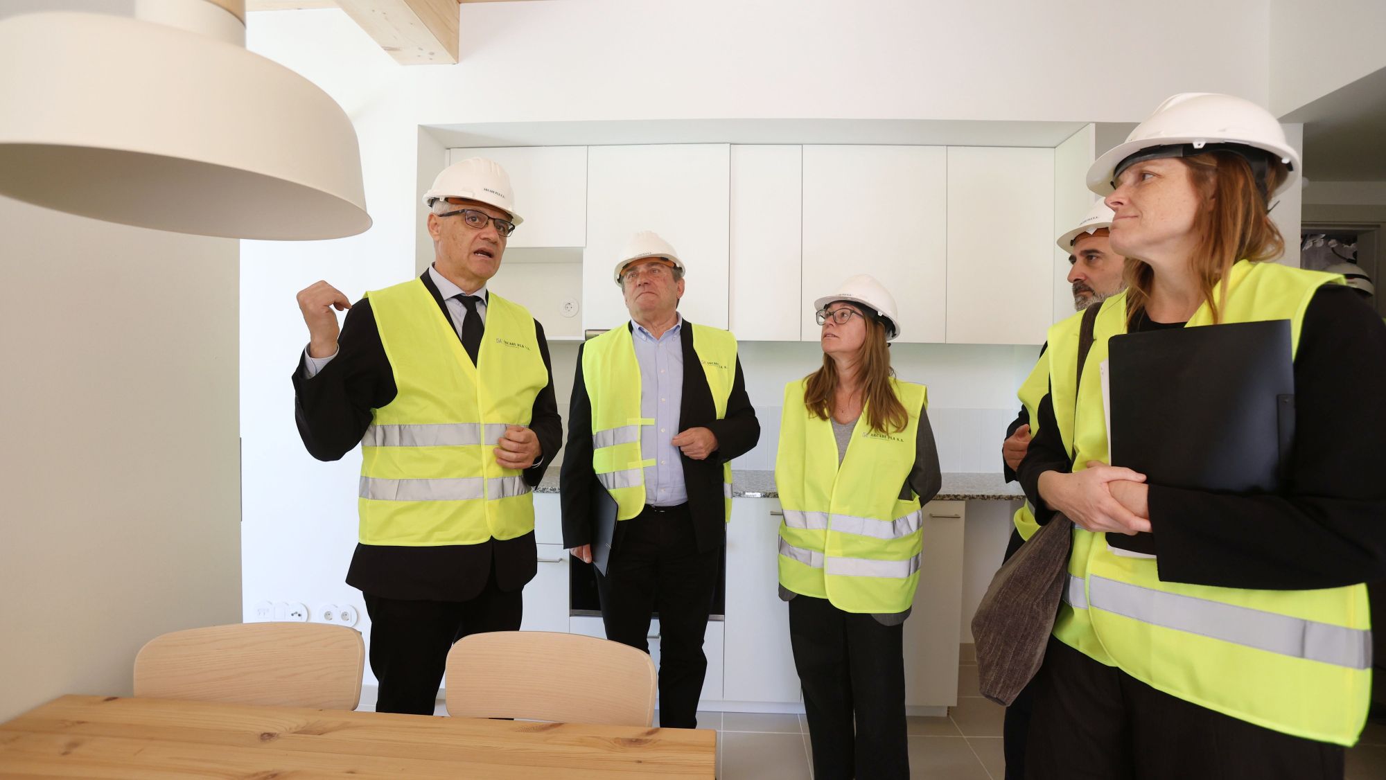 Autoritats visiten Molins de Rei les promocions de lloguer assequible a Les Guardioles