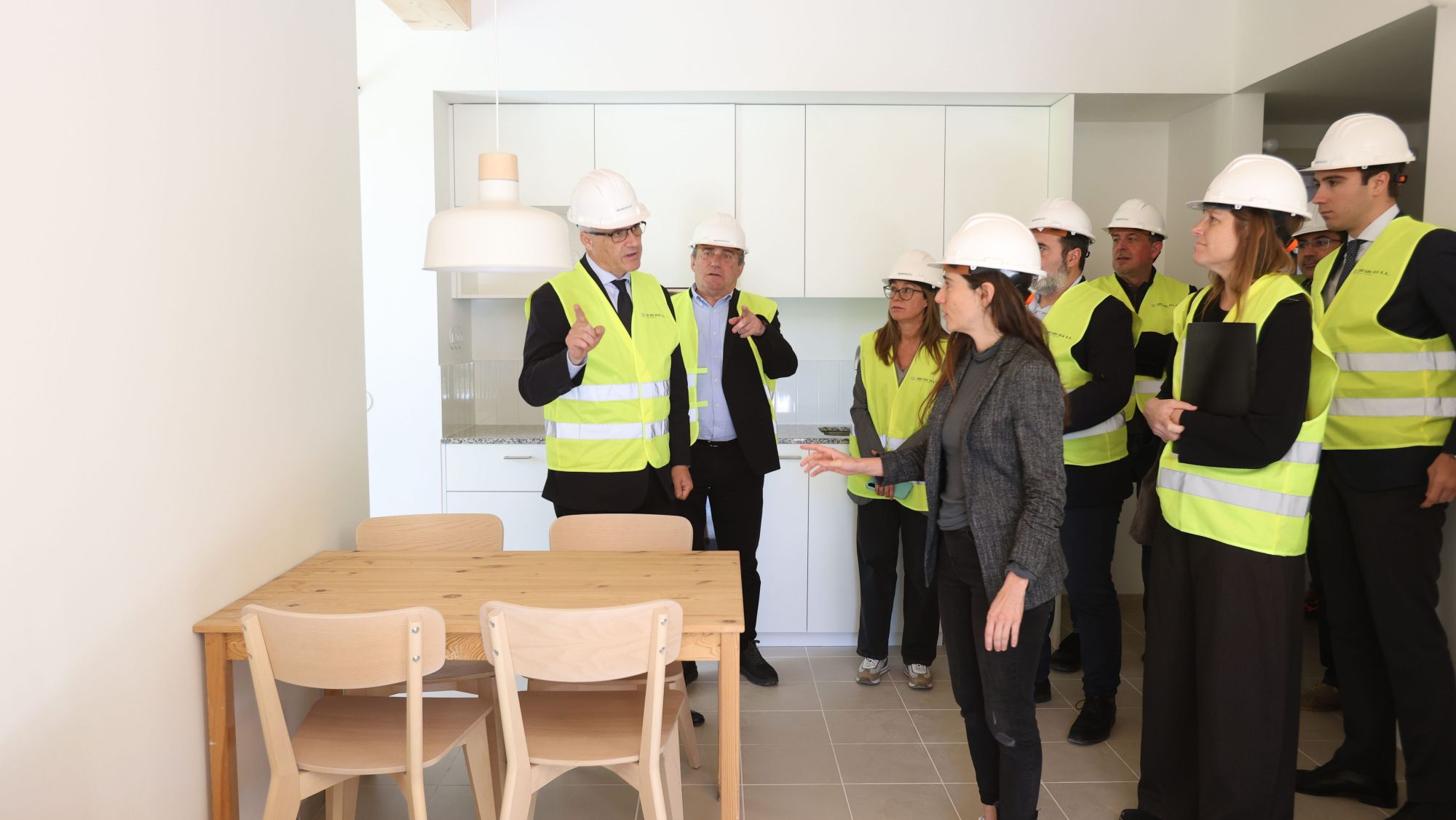 Autoritats visiten Molins de Rei les promocions de lloguer assequible a Les Guardioles 2