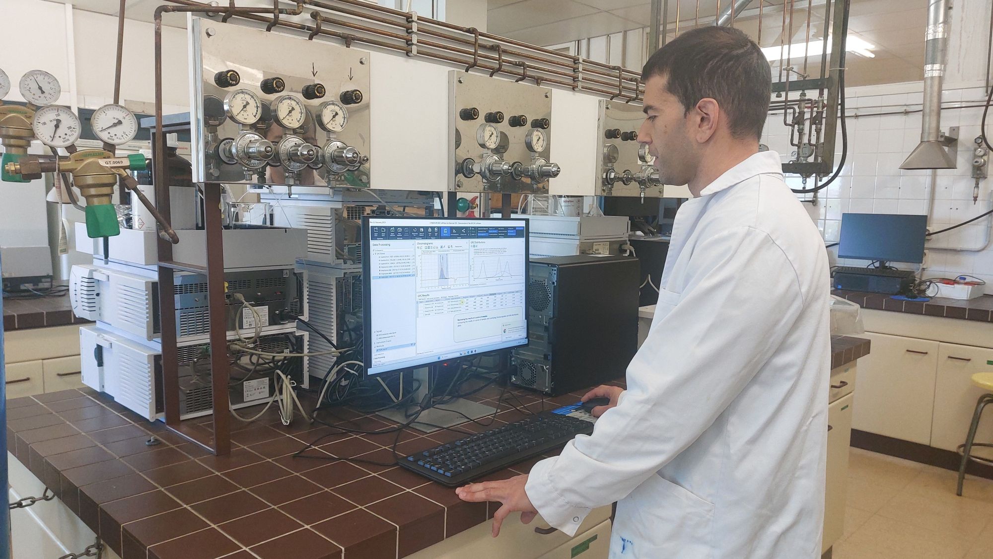 L'investigador Quim Tarrés mostra un gràfic de l'anàlisi de materials 2