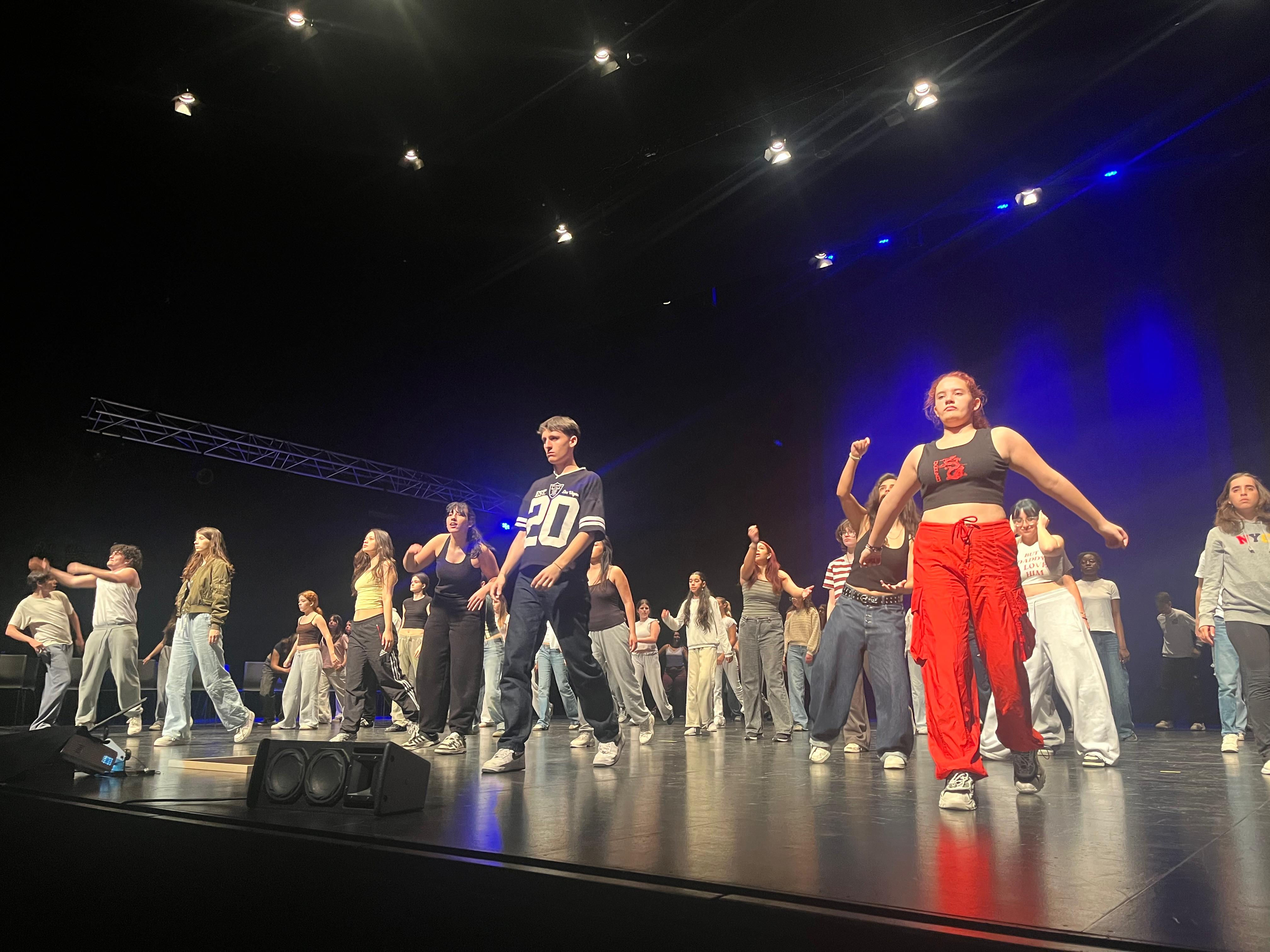 Els actes del Dia Internacional de la Dansa a Lleida van començar ahir amb l’espectacle “Mapadeball-Altres Mirades”, amb un centenar d’alumnes de secundària.