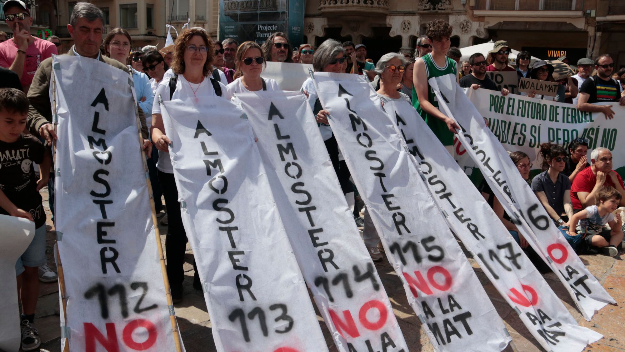 Manifestants d'Almoster durant la concentració a la plaça del Mercadal de Reus contra la MAT Aragó   Catalunya
