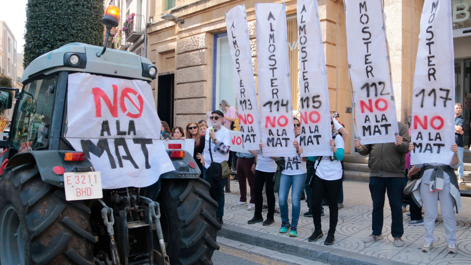 Tractors i manifestants han mostrat el rebuig contra la MAT Aragó   Catalunya des de Reus