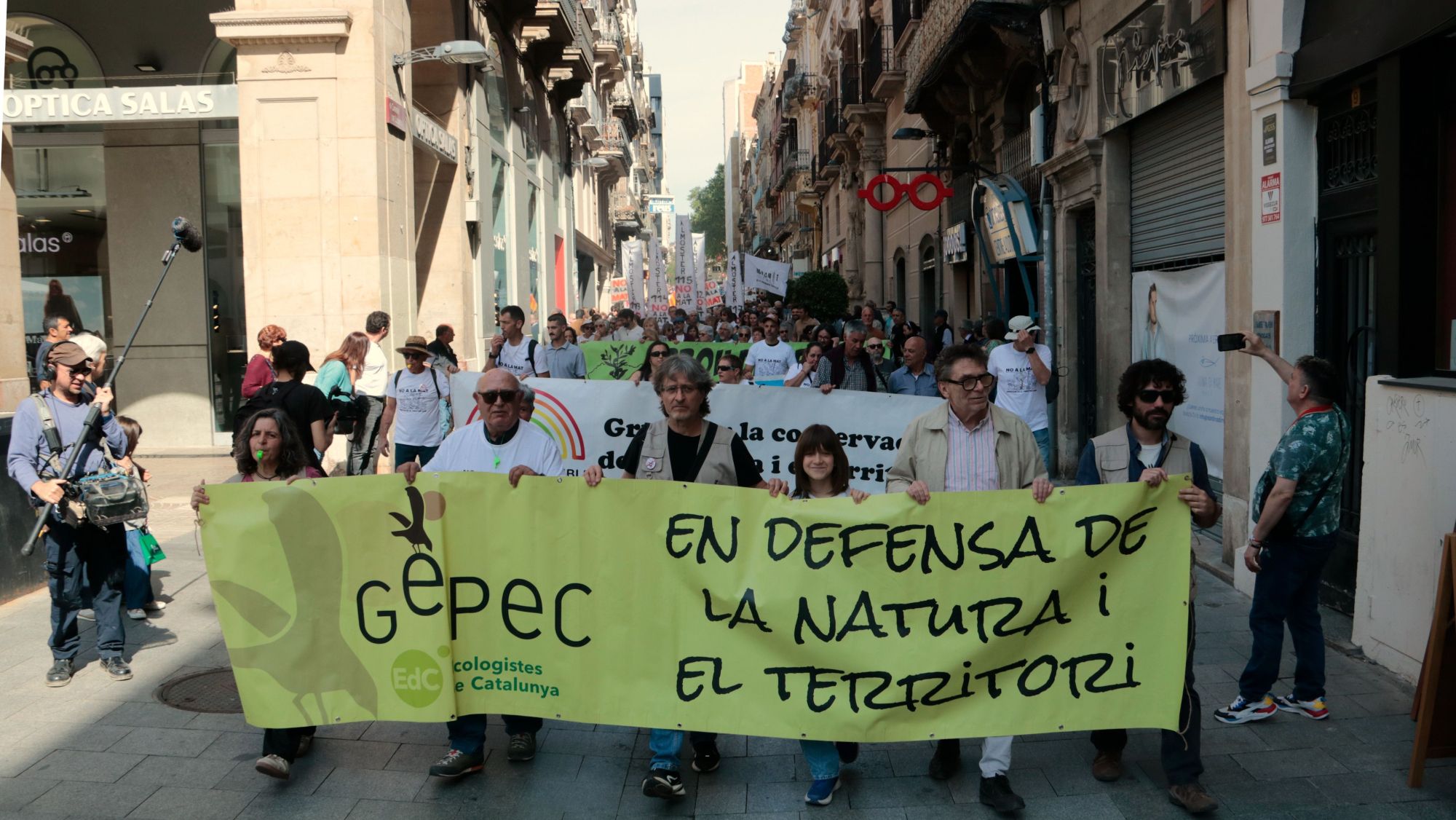La manifestació unitària contra la MAT Aragó   Catalunya, al seu pas pel carrer Llovera de Reus