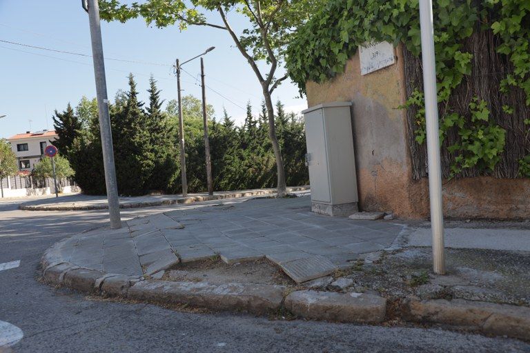 Avinguda 319 de Castelldefels molt degradada