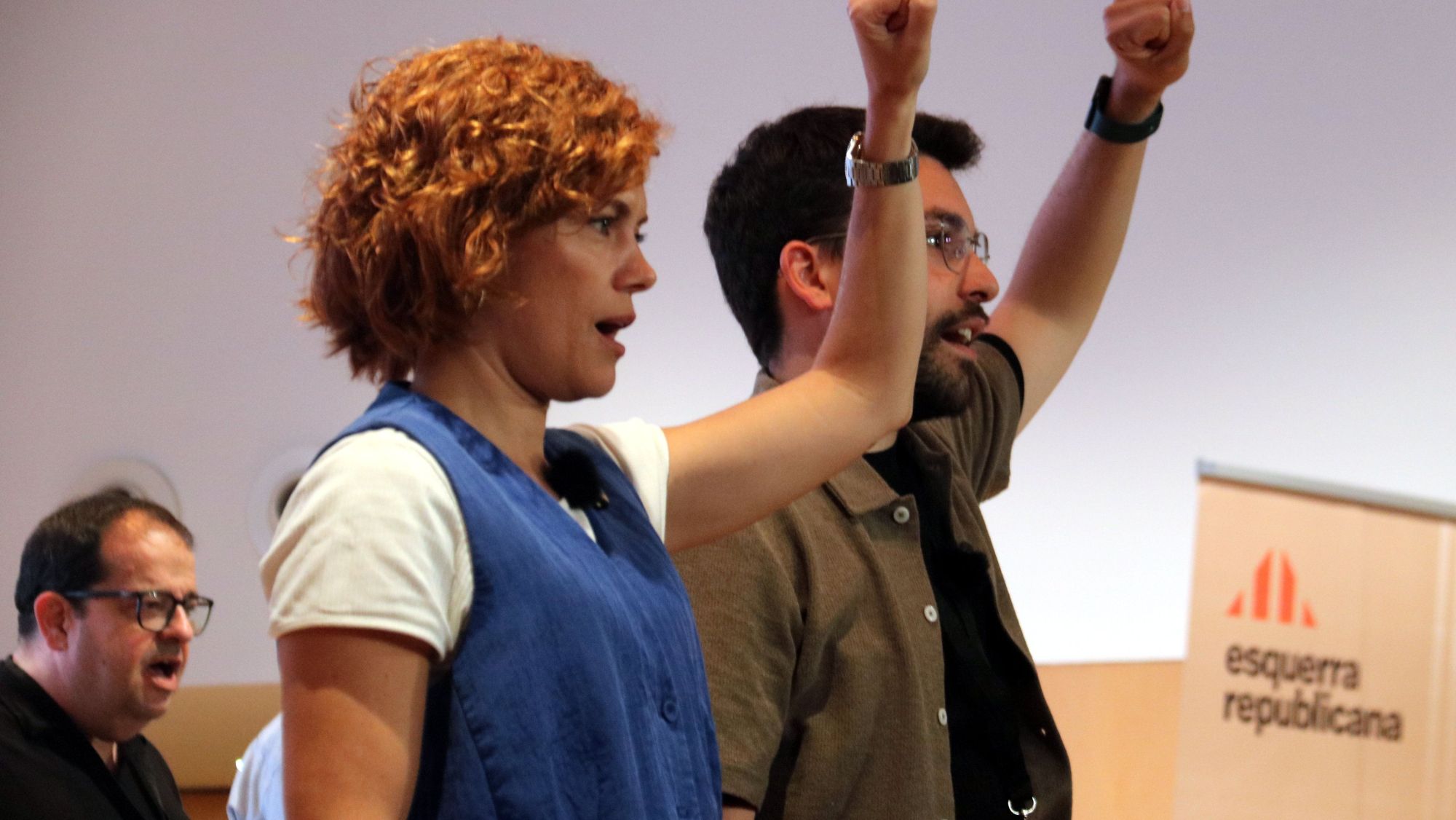 El nou president d'ERC a Barcelona, Ricard Farín, i la cap de llista al consistori, Elisenda Alamany, alcen el puny mentre canten 'Els Segadors'.