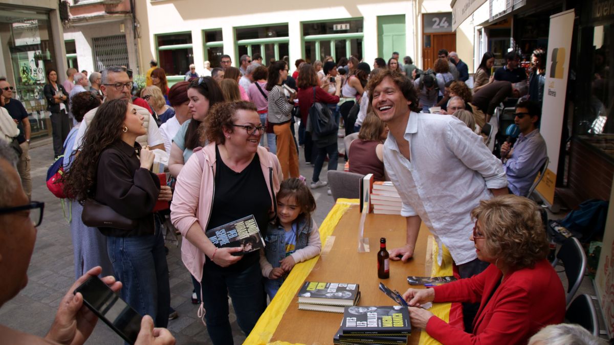 Ramon Miravet saludant una lectora