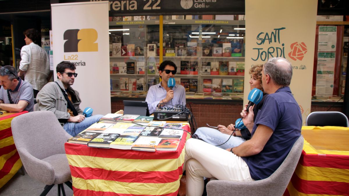 Taula rodona d'escriptors a la 22 en la prèvia de Sant Jordi