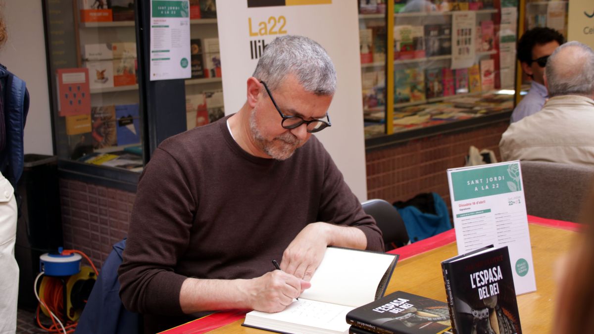 Jaume Clotet signant el seu llibre