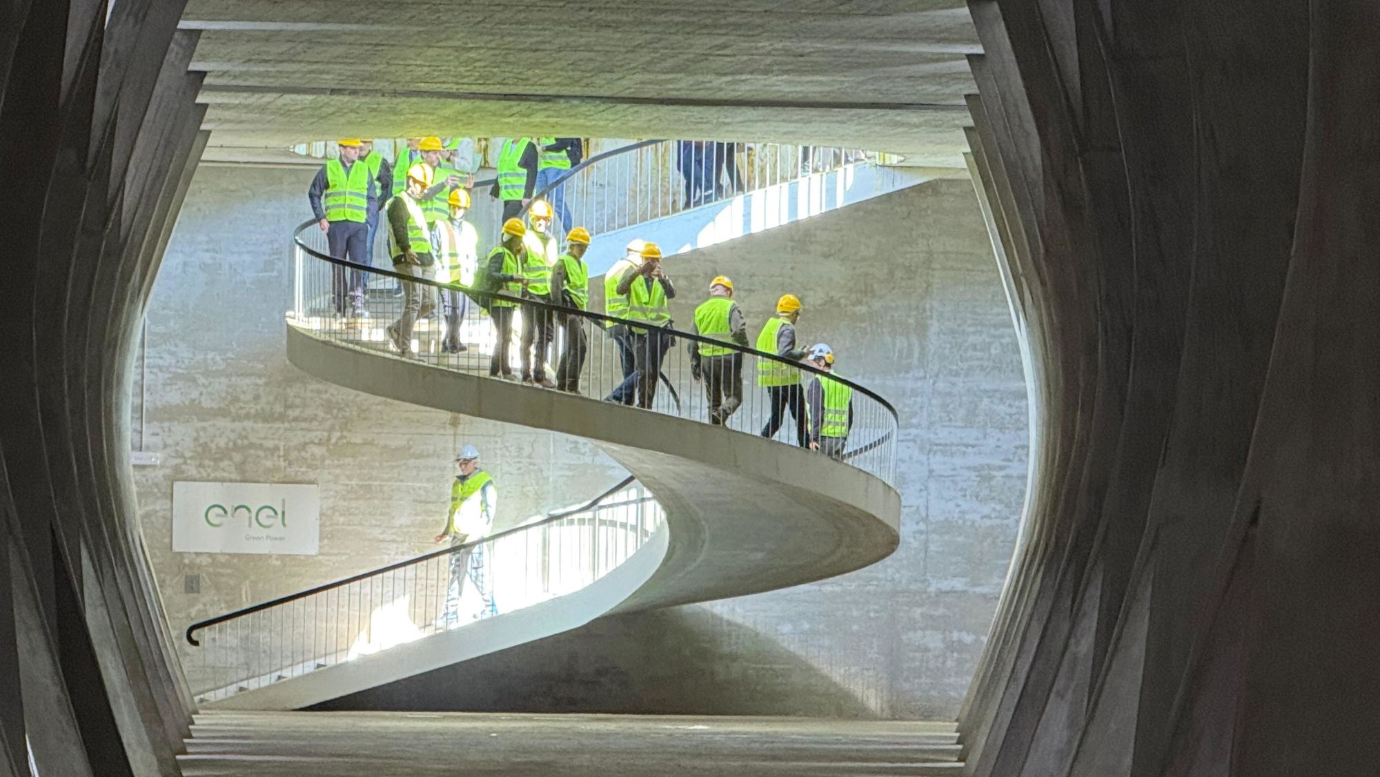 Autoritats a la sala de columnes de Susqueda