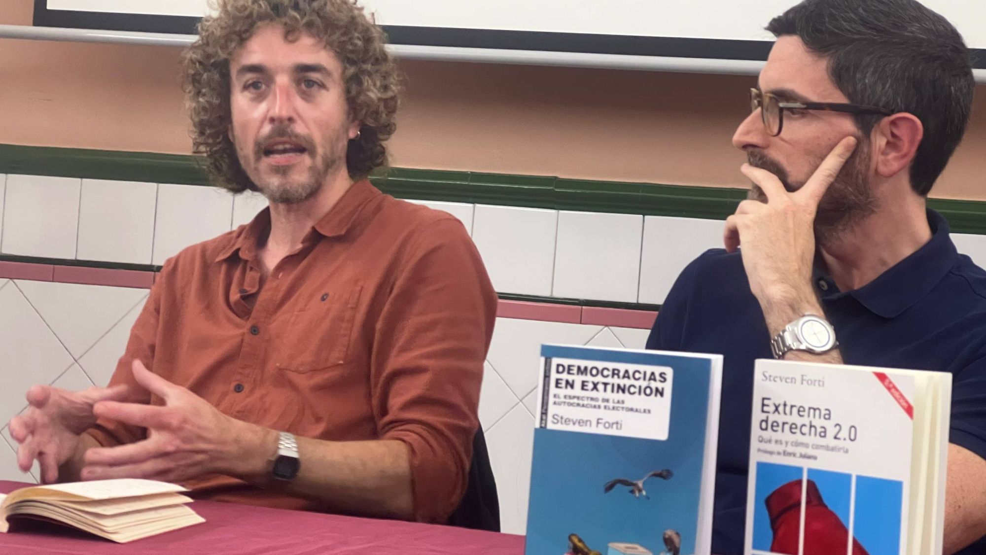 Mollet en Comú alerta de l’avenç de l’extrema dreta en un debat amb Steven Forti 1