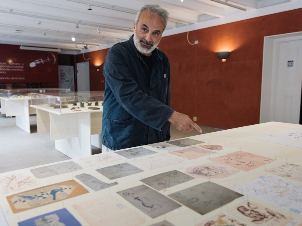 Roger Miralles amb part dels documents que es mostren a l'exposició